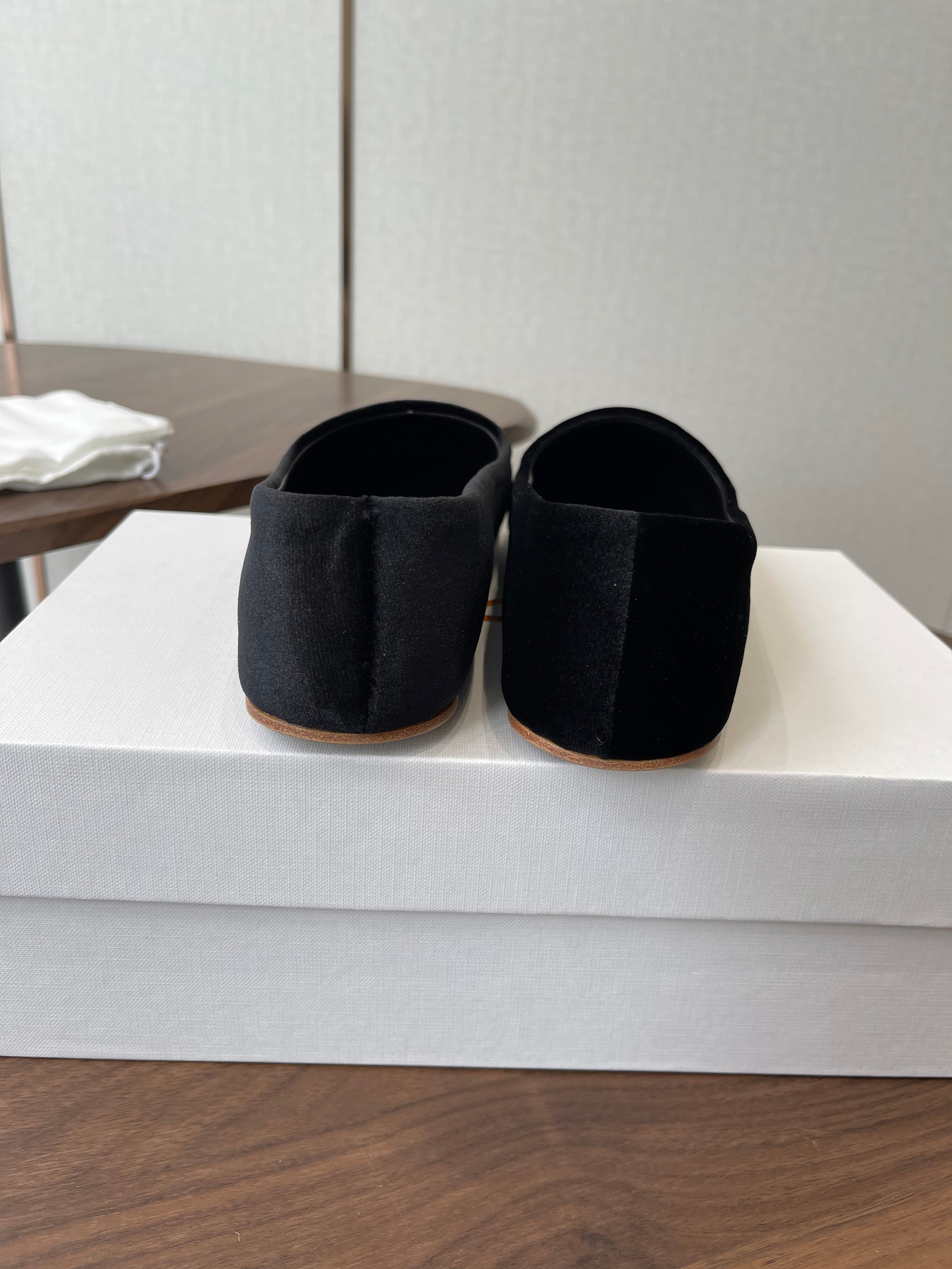 THE ROW 26S BALLET FLATS IN BLACK VELVET