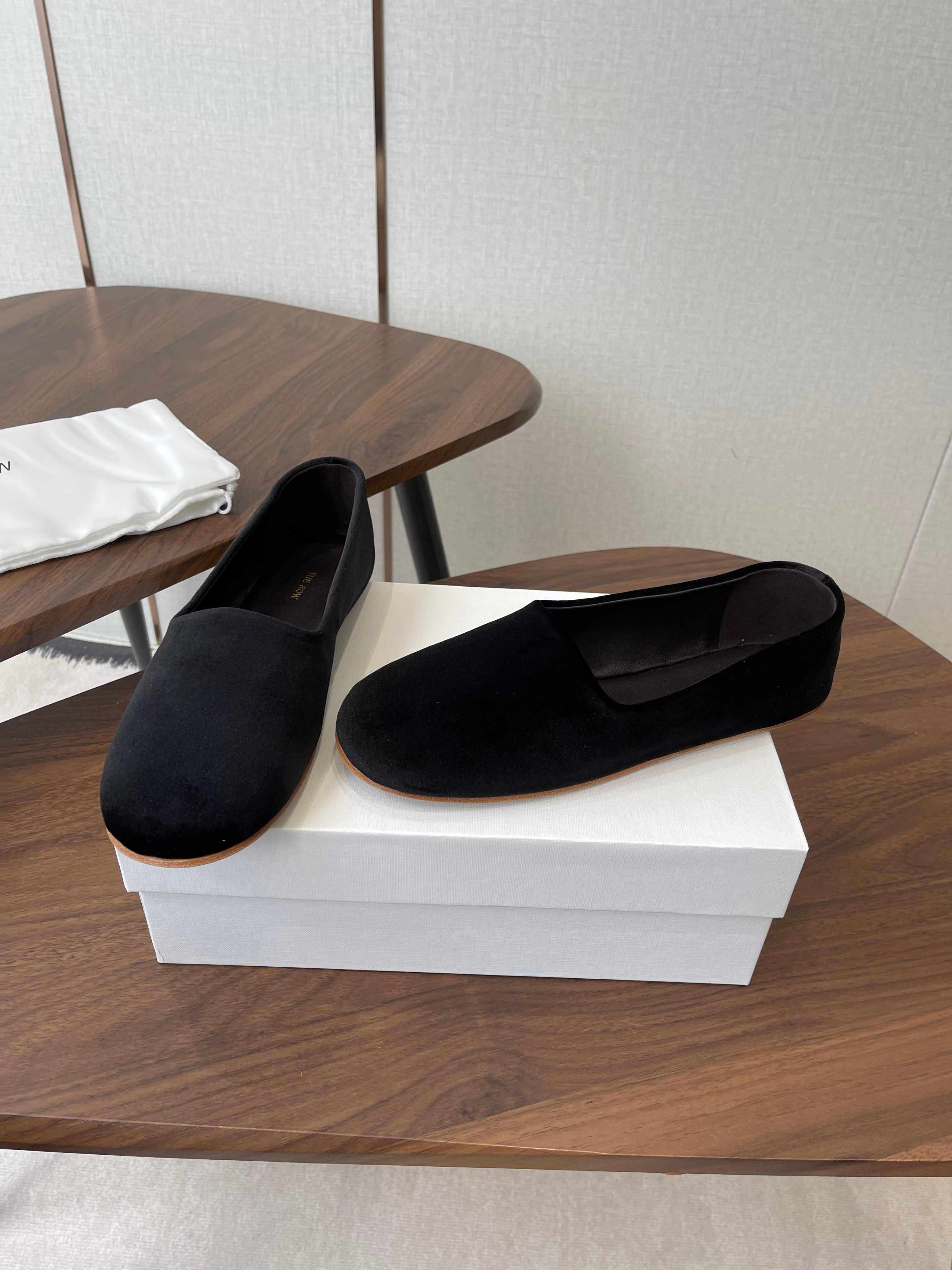 THE ROW 26S BALLET FLATS IN BLACK VELVET