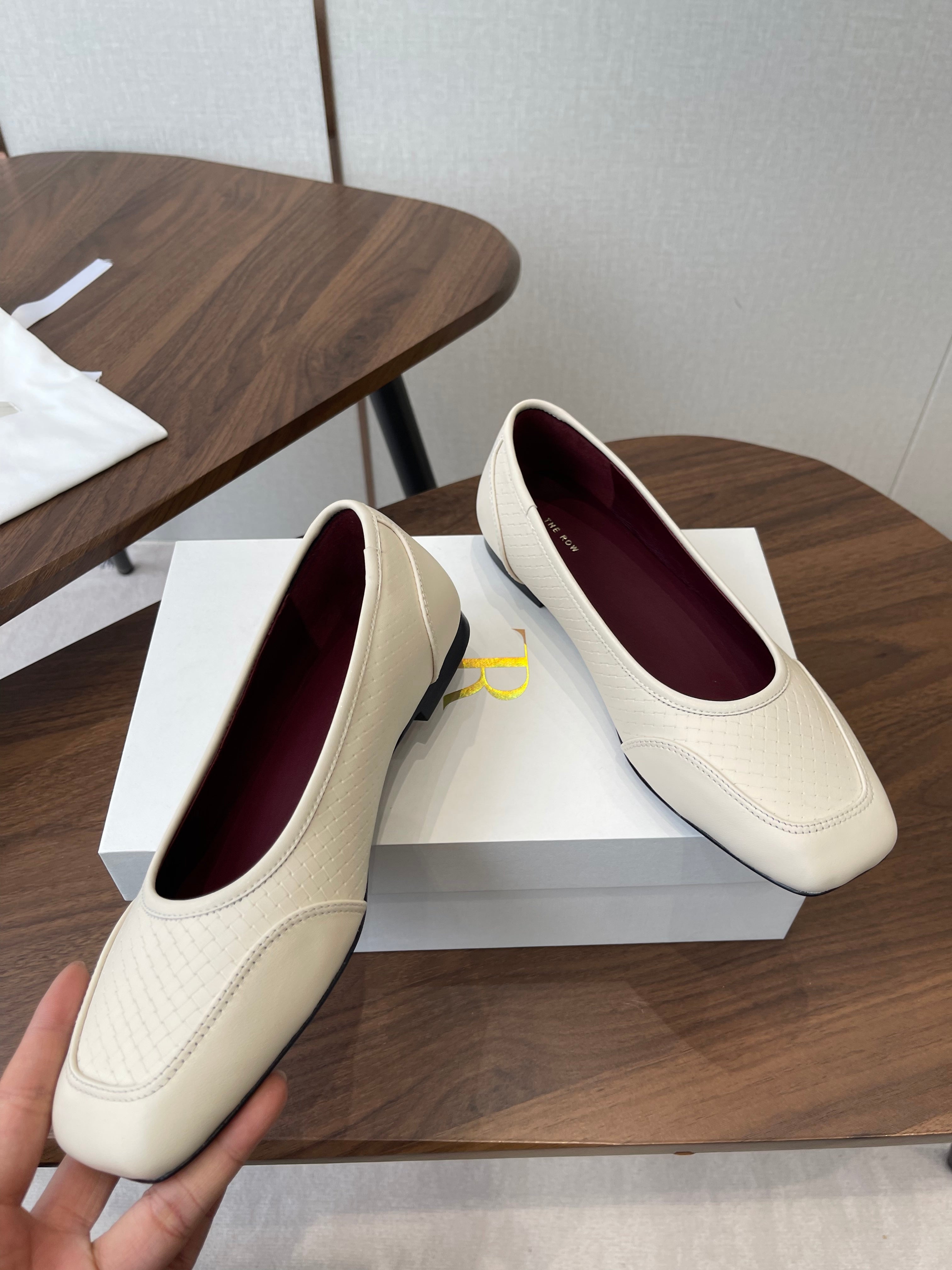 THE ROW 26S SQUARE TOE  BALLET FLATS IN CREAM WHITE CALFSKIN