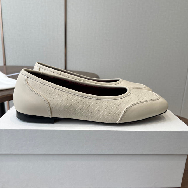 THE ROW 26S SQUARE TOE  BALLET FLATS IN CREAM WHITE CALFSKIN