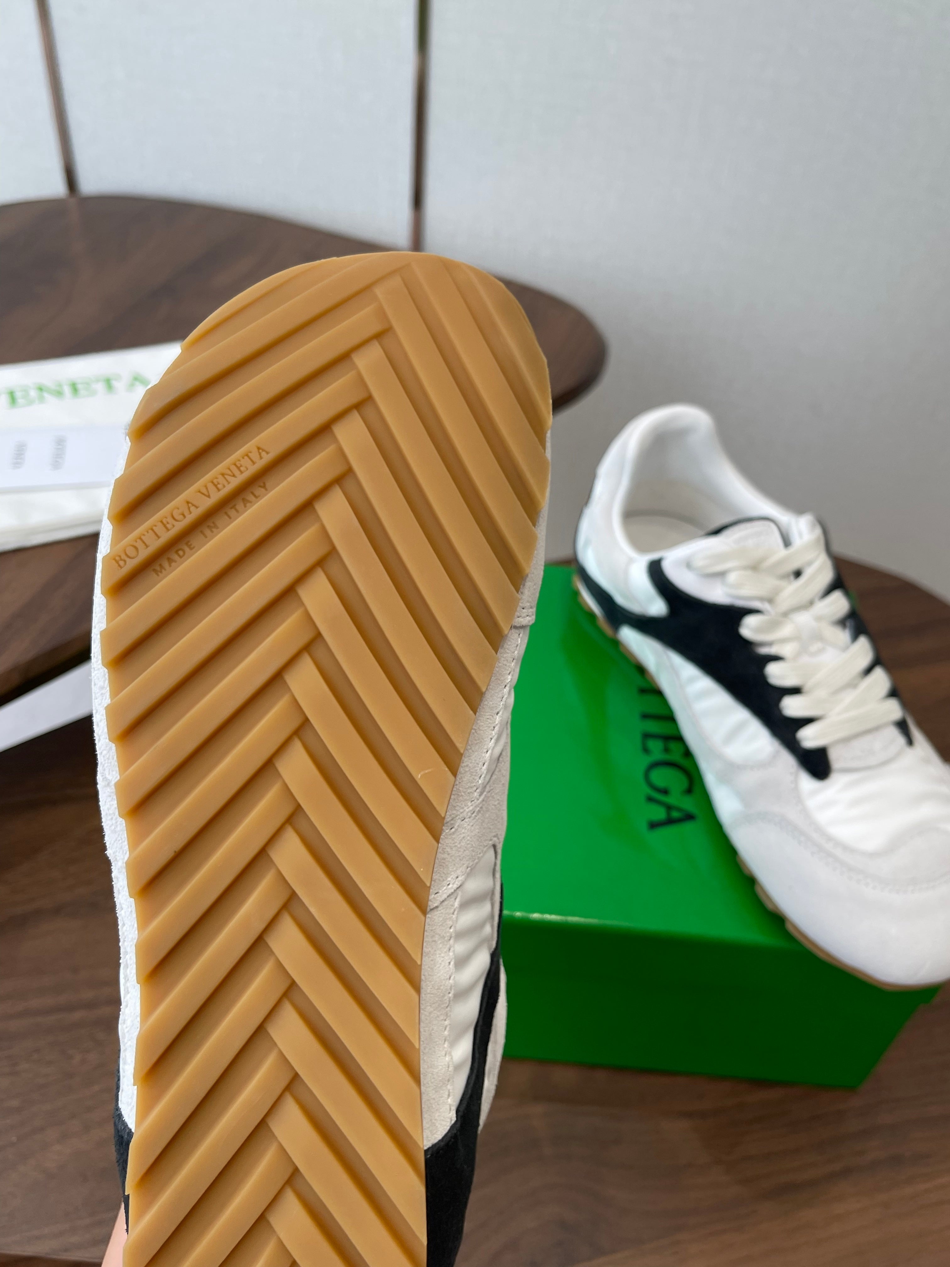BOTTEGA VENETA 26S ORBIT FLASH SNEAKERS IN WHITE AND BLACK SUEDE