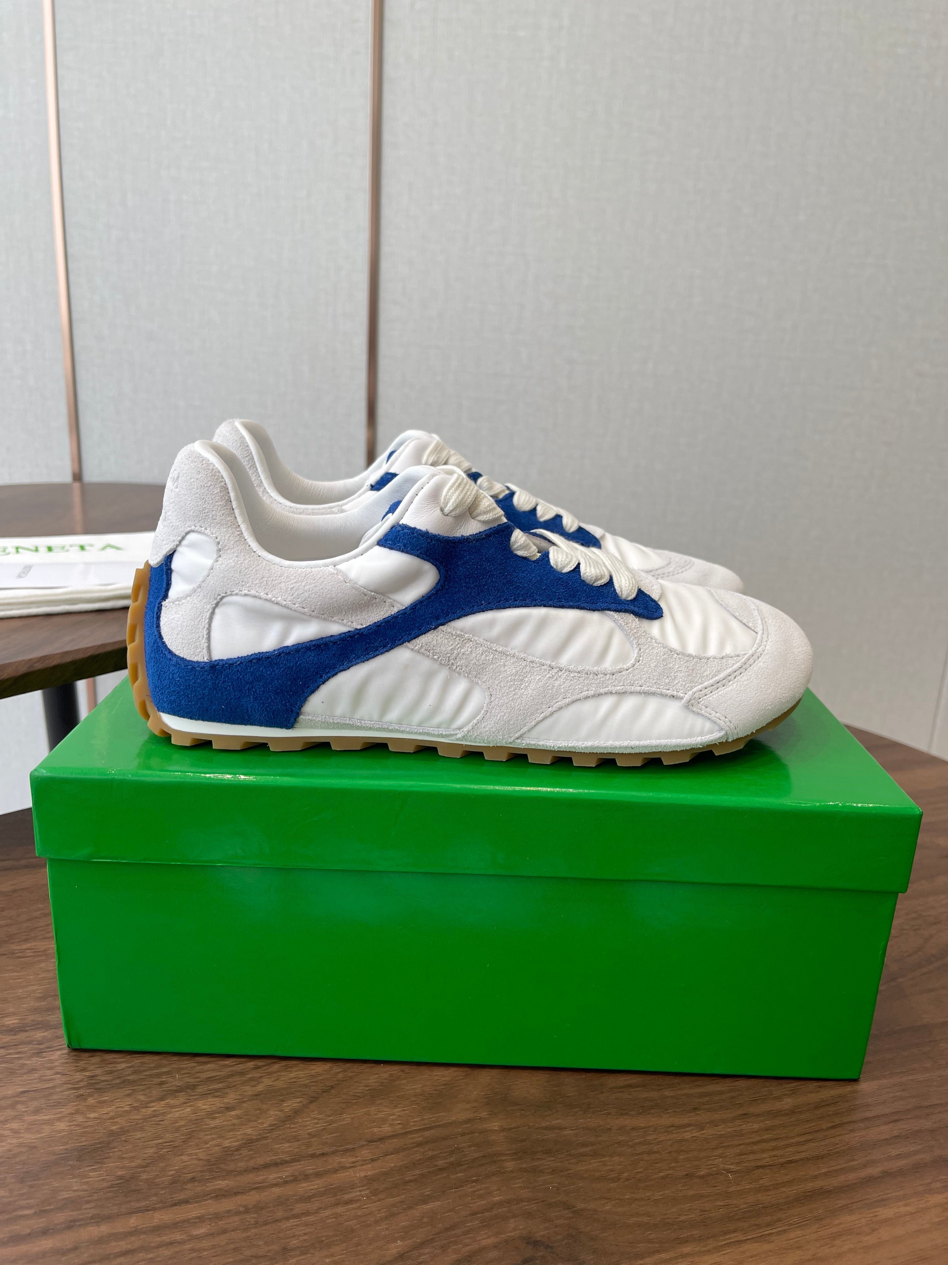 BOTTEGA VENETA 26S ORBIT FLASH SNEAKERS IN WHITE AND BLUE SUEDE
