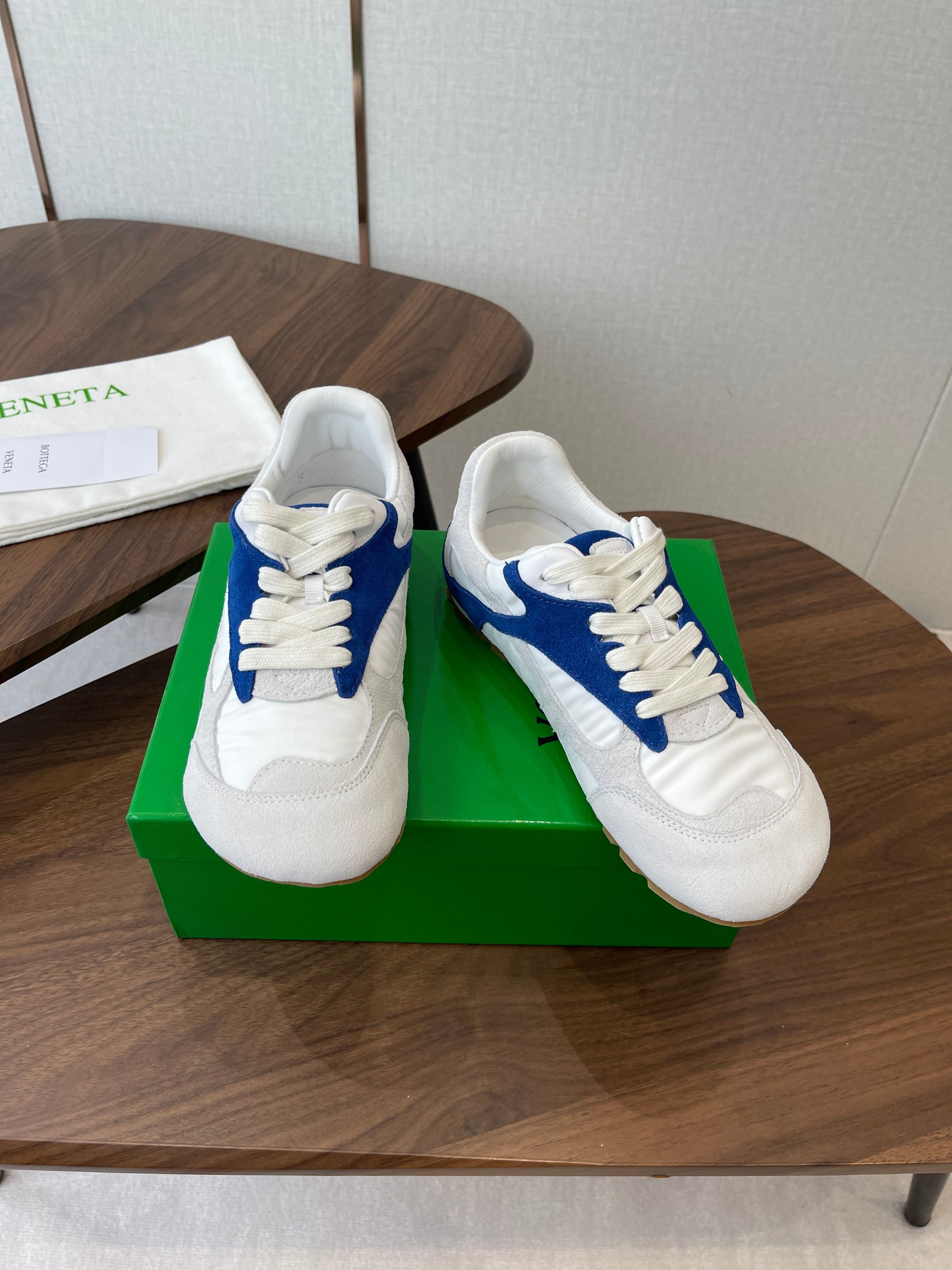 BOTTEGA VENETA 26S ORBIT FLASH SNEAKERS IN WHITE AND BLUE SUEDE