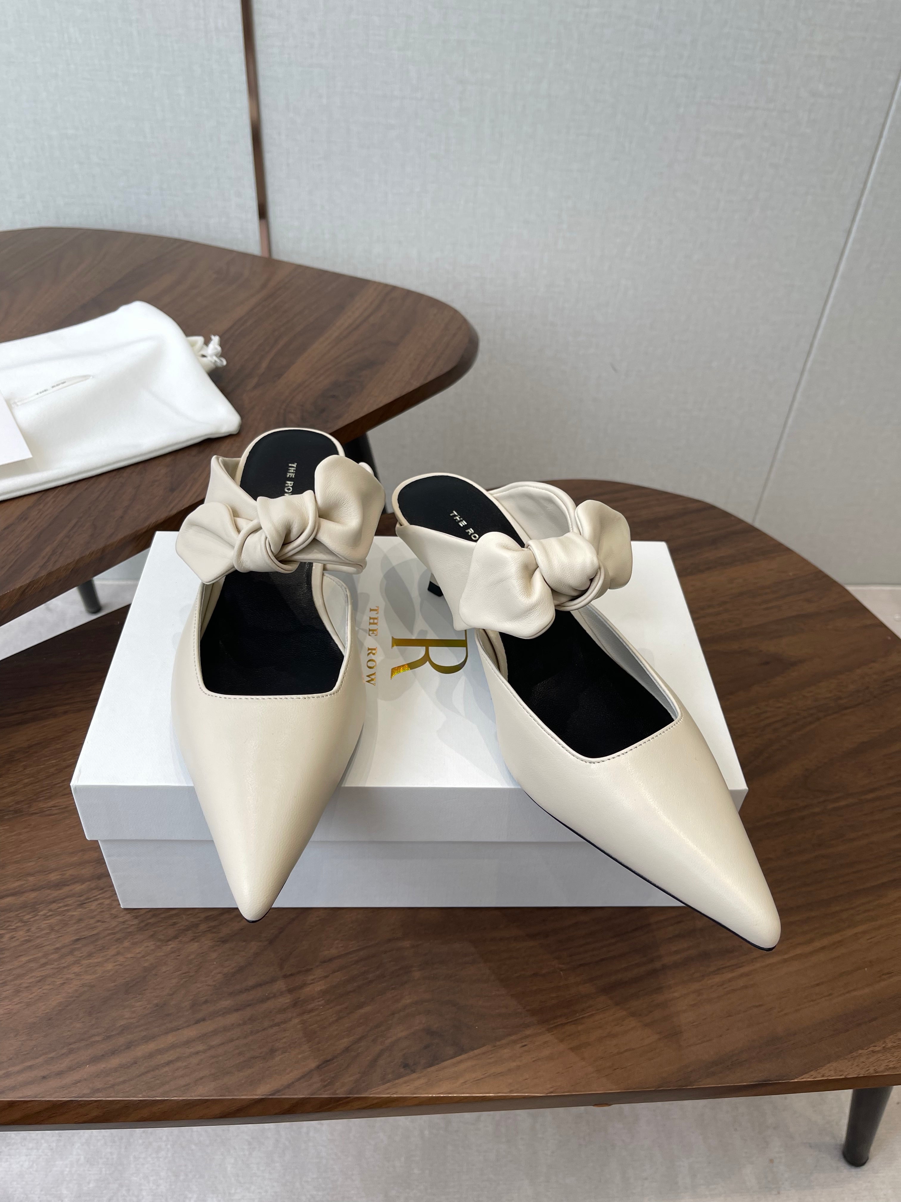 THE ROW 26S SLINGBACK POINTED HEELS IN CREAM WHITE CALFSKIN WITH BOW