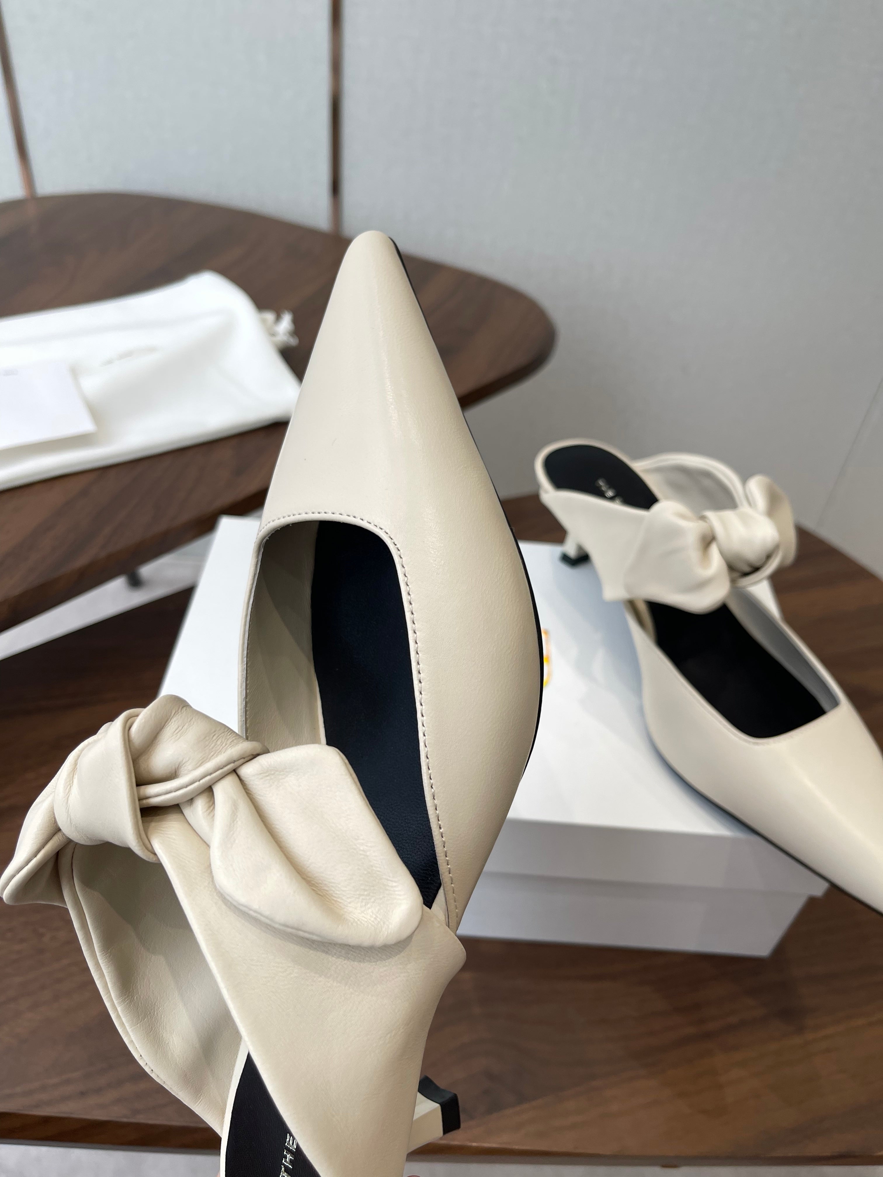 THE ROW 26S SLINGBACK POINTED HEELS IN CREAM WHITE CALFSKIN WITH BOW