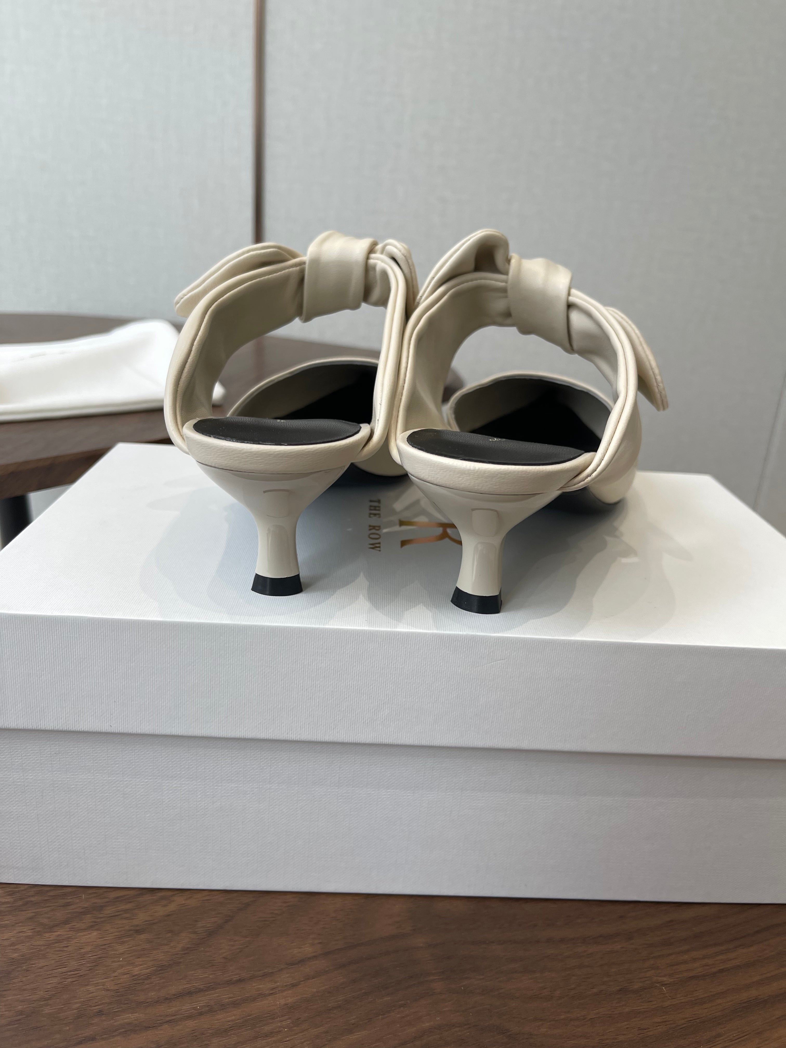 THE ROW 26S SLINGBACK POINTED HEELS IN CREAM WHITE CALFSKIN WITH BOW