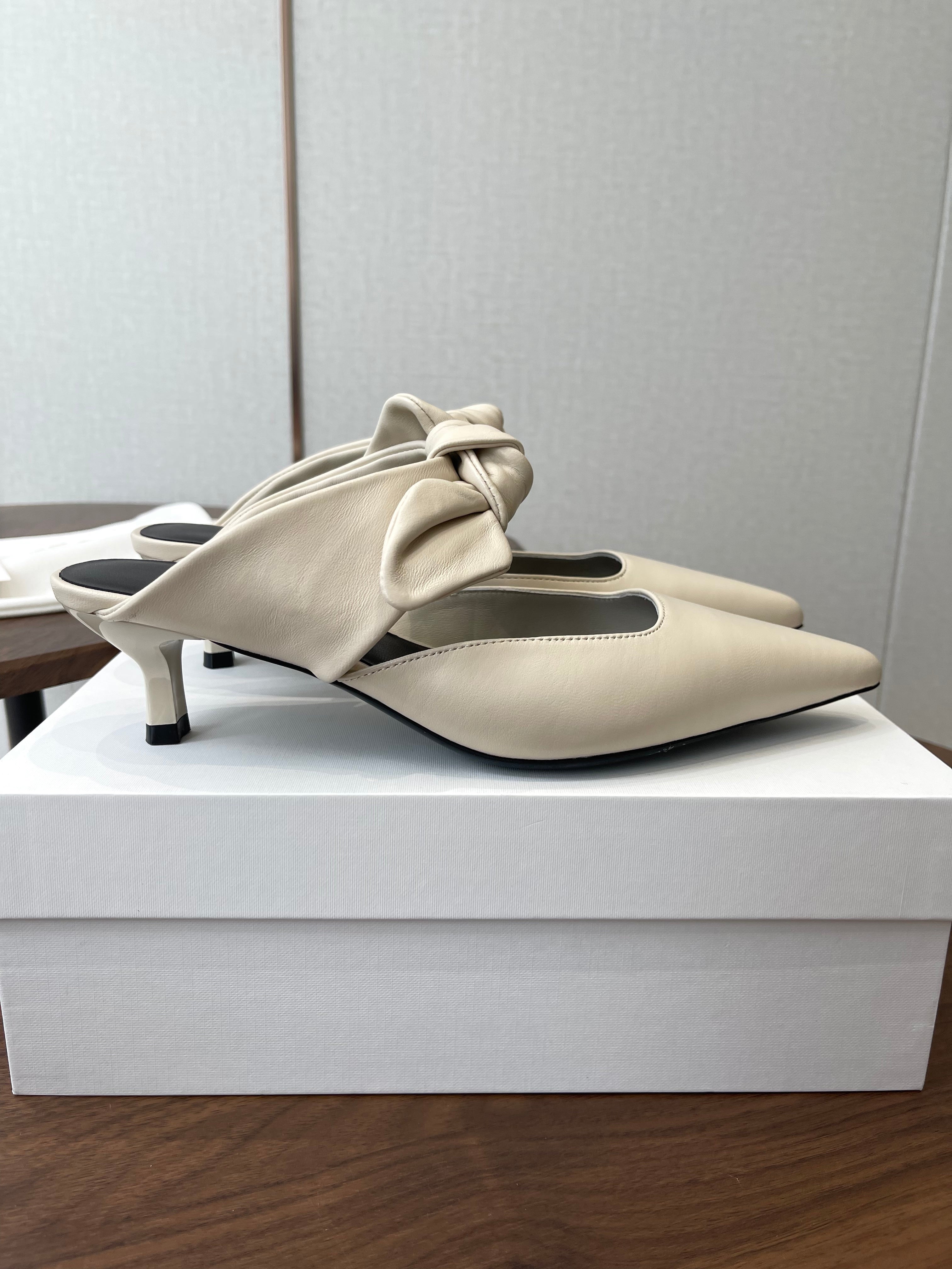 THE ROW 26S SLINGBACK POINTED HEELS IN CREAM WHITE CALFSKIN WITH BOW