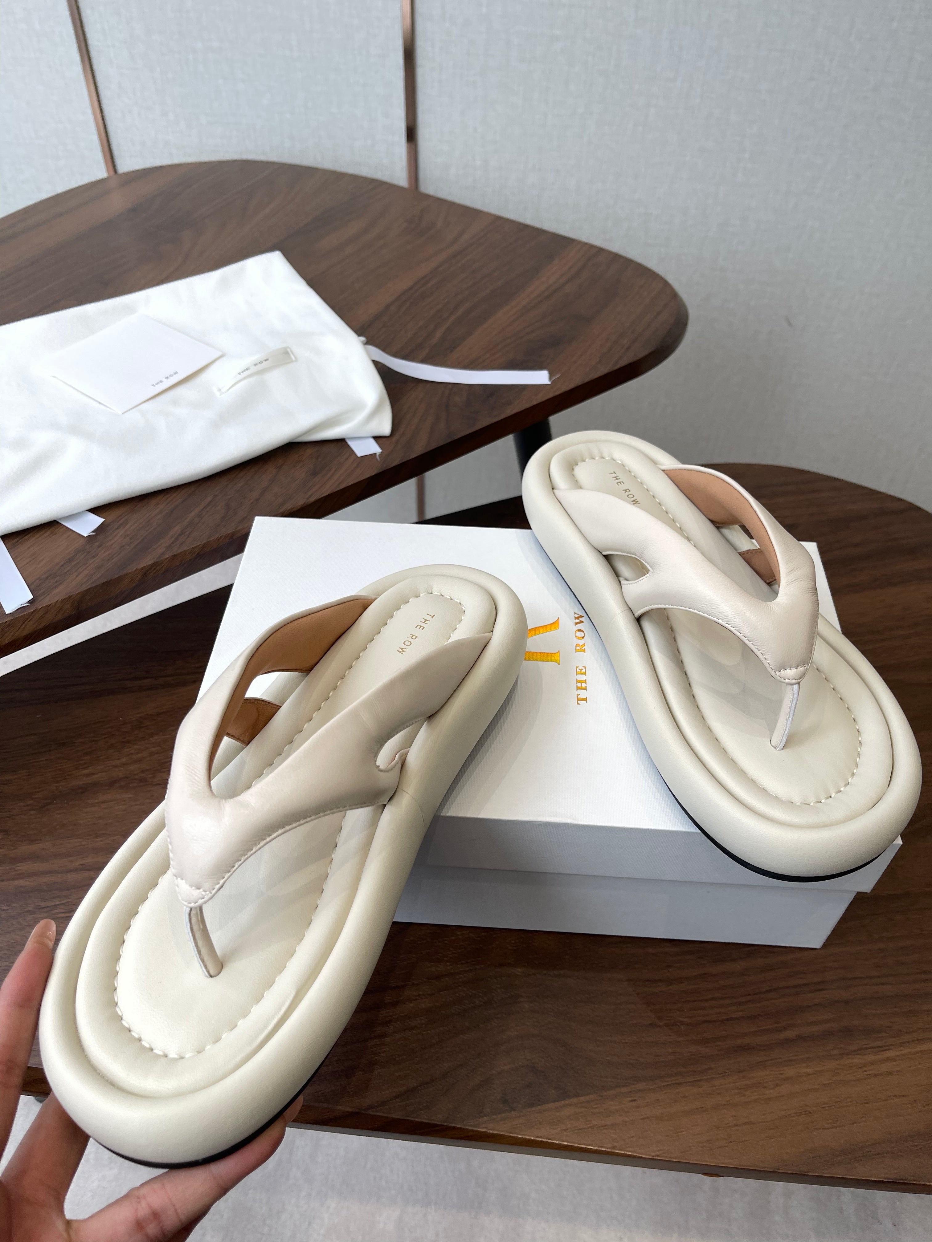 THE ROW 26S PUFFED THONG SANDALS IN IVORY WHITE CALFSKIN