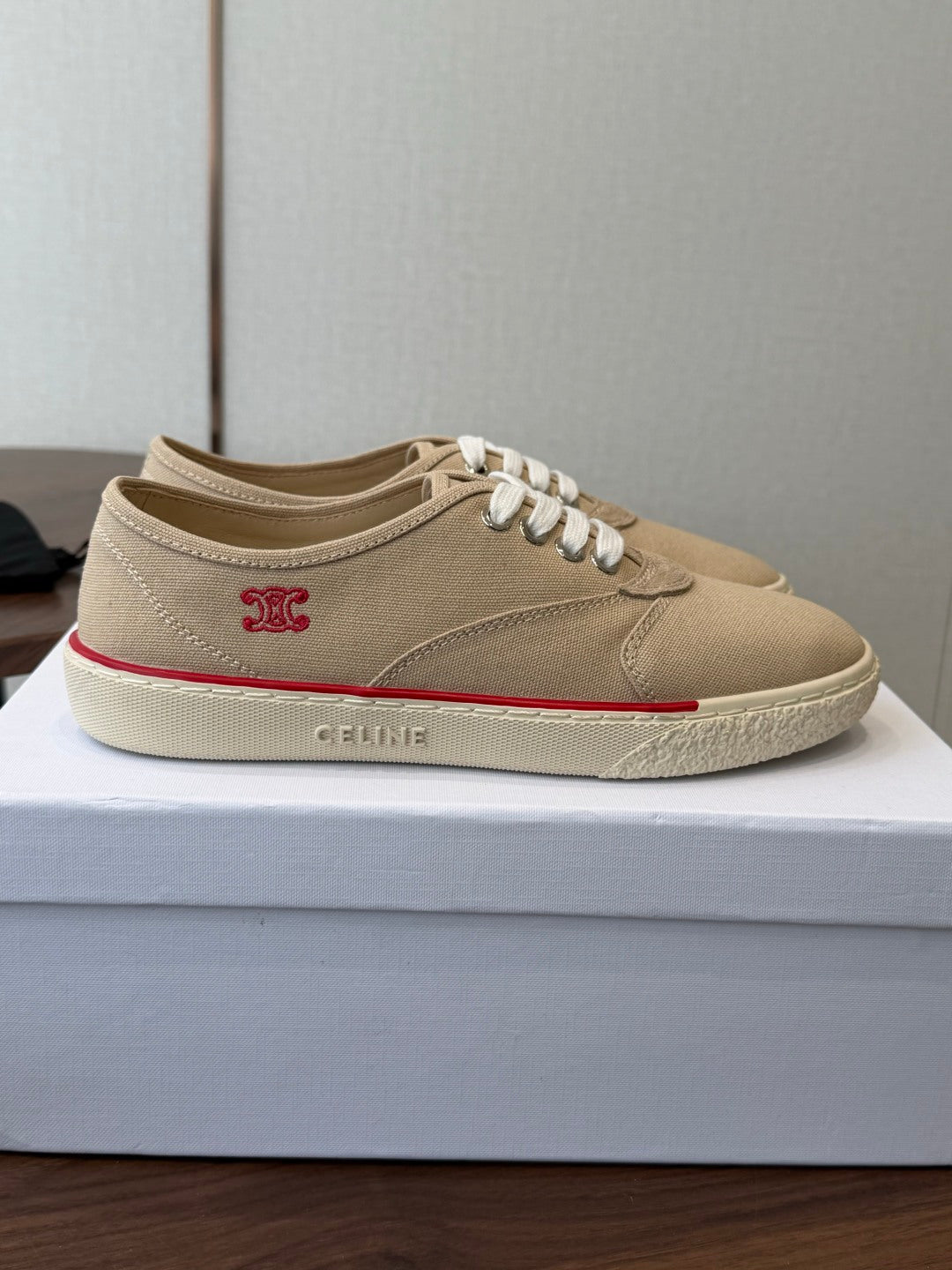 CELINE 26S TRIOMPHE LOW TOP SNEAKERS IN BEIGE CANVAS RED TRIM