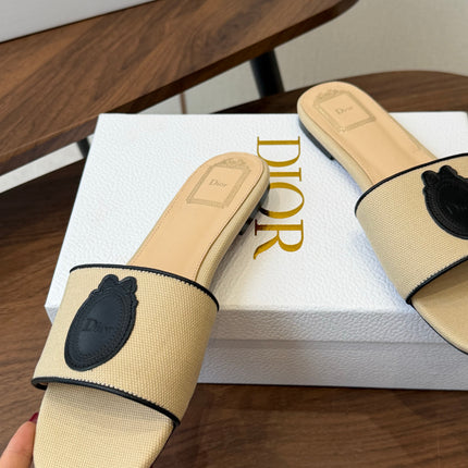 DIOR 26S D-BADGE FLAT SLIDE SANDALS IN BEIGE CANVAS AND BLACK CALFSKIN