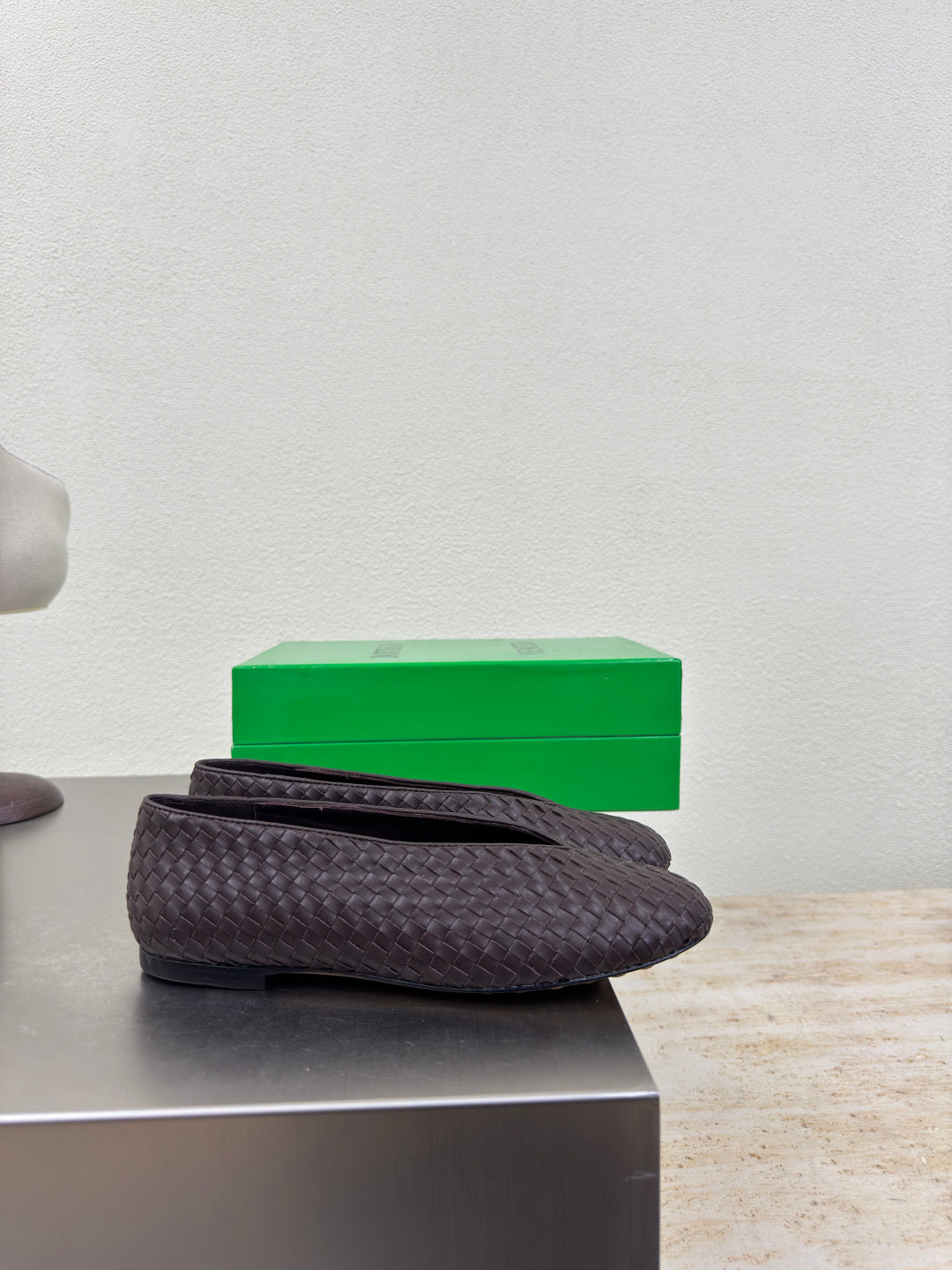 BOTTEGA VENETA 26S BALLET FLATS IN DARK BROWN WOVEN LAMBSKIN