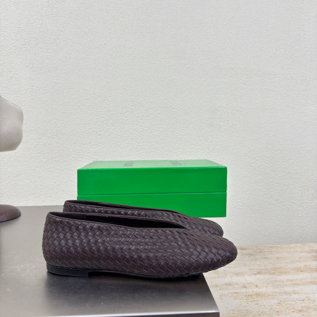 BOTTEGA VENETA 26S BALLET FLATS IN DARK BROWN WOVEN LAMBSKIN
