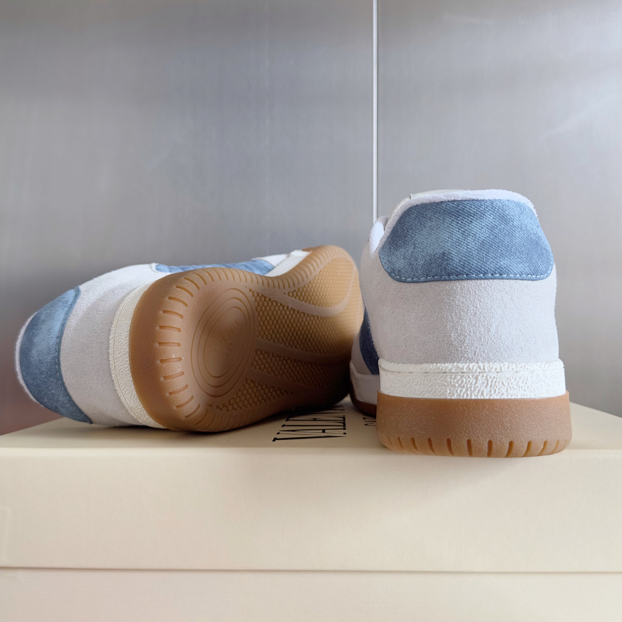 VALENTINO 25S GARAVANI FREEDOTS SNEAKERS IN BEIGE MIX BLUE SUEDE