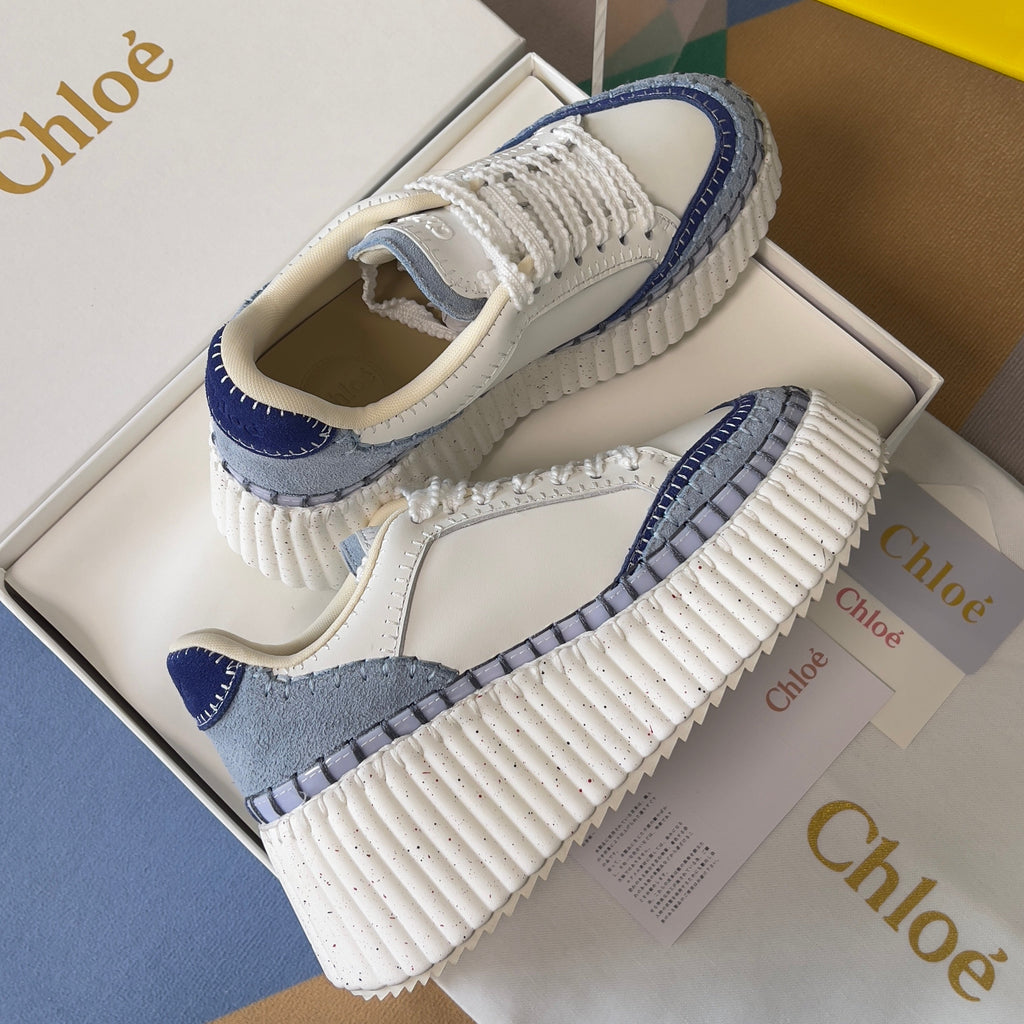 CHLOÉ 26S WEDGE SNEAKERS 70 MM IN WHITE CALFSKIN AND BLUE SUEDE