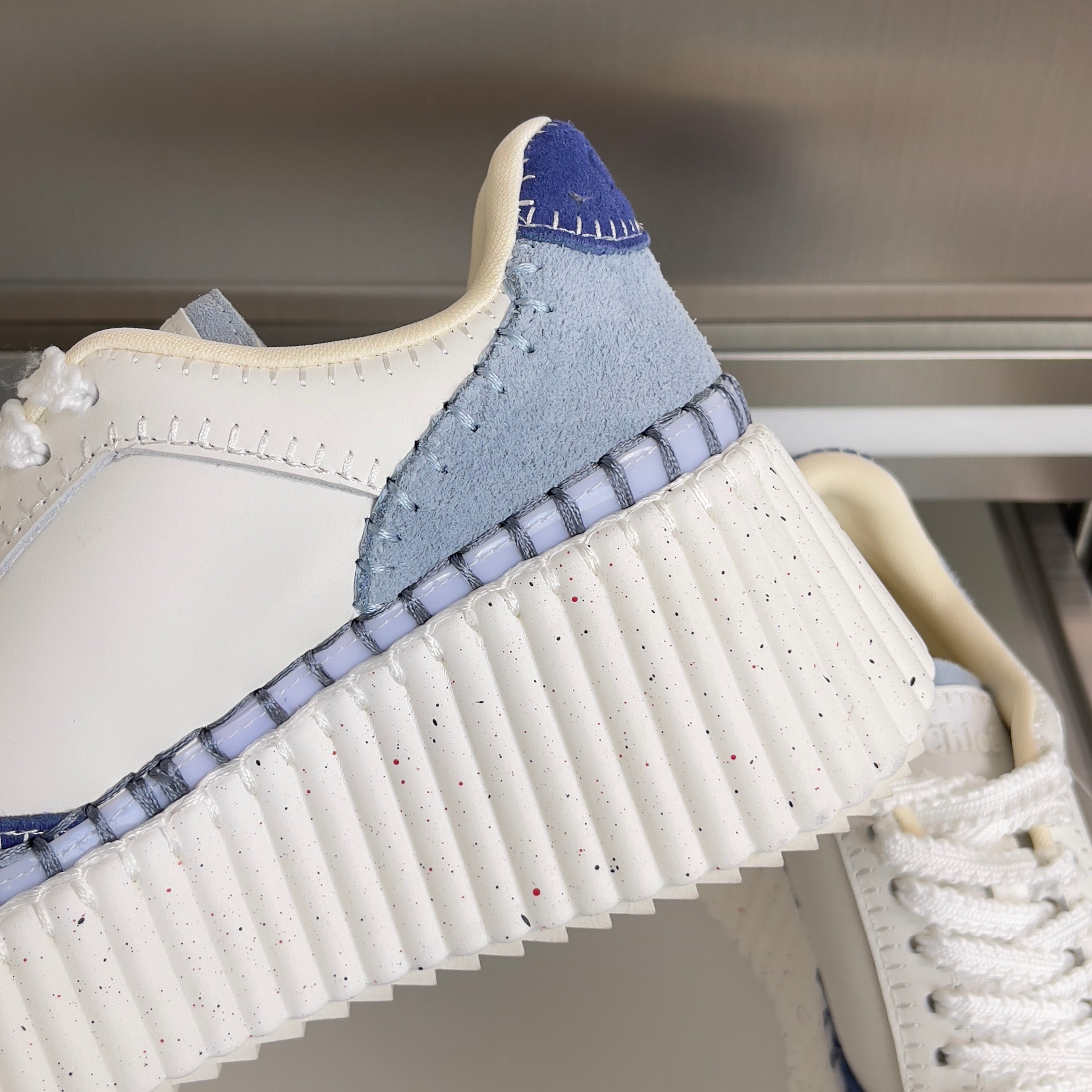 CHLOÉ 26S WEDGE SNEAKERS 70 MM IN WHITE CALFSKIN AND BLUE SUEDE