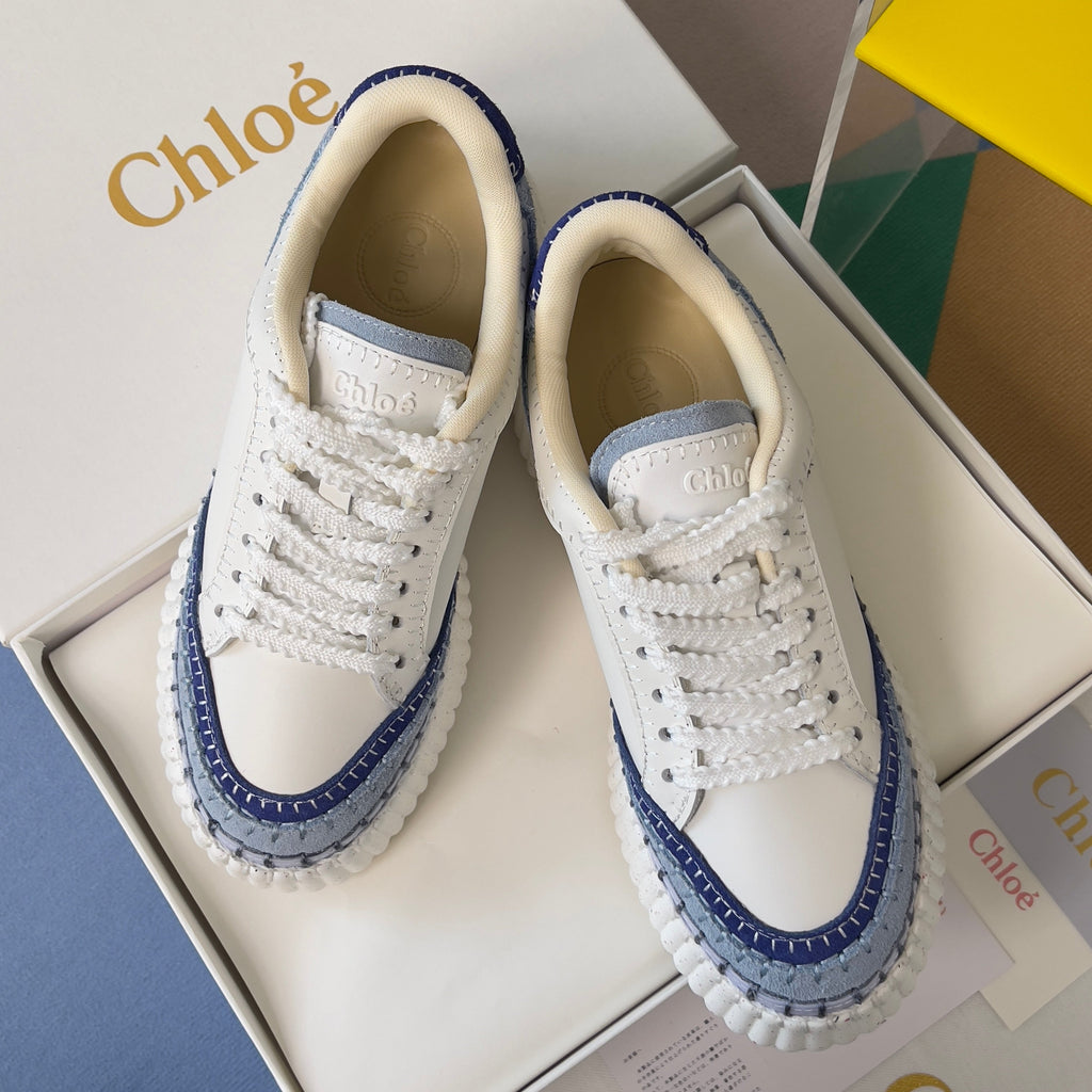 CHLOÉ 26S WEDGE SNEAKERS 70 MM IN WHITE CALFSKIN AND BLUE SUEDE