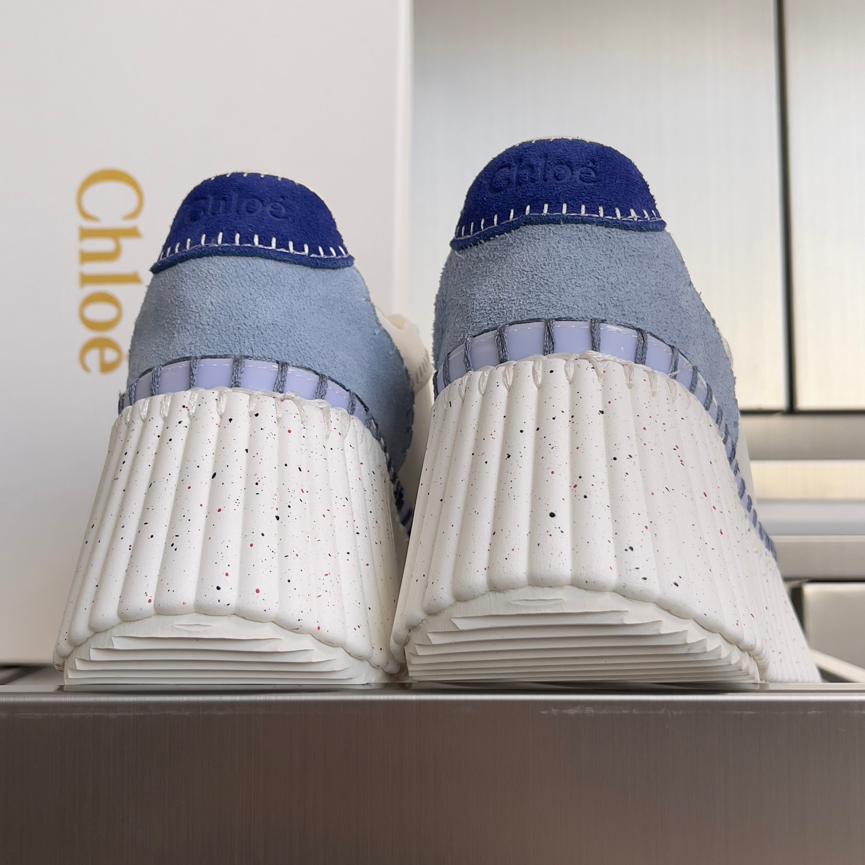 CHLOÉ 26S WEDGE SNEAKERS 70 MM IN WHITE CALFSKIN AND BLUE SUEDE