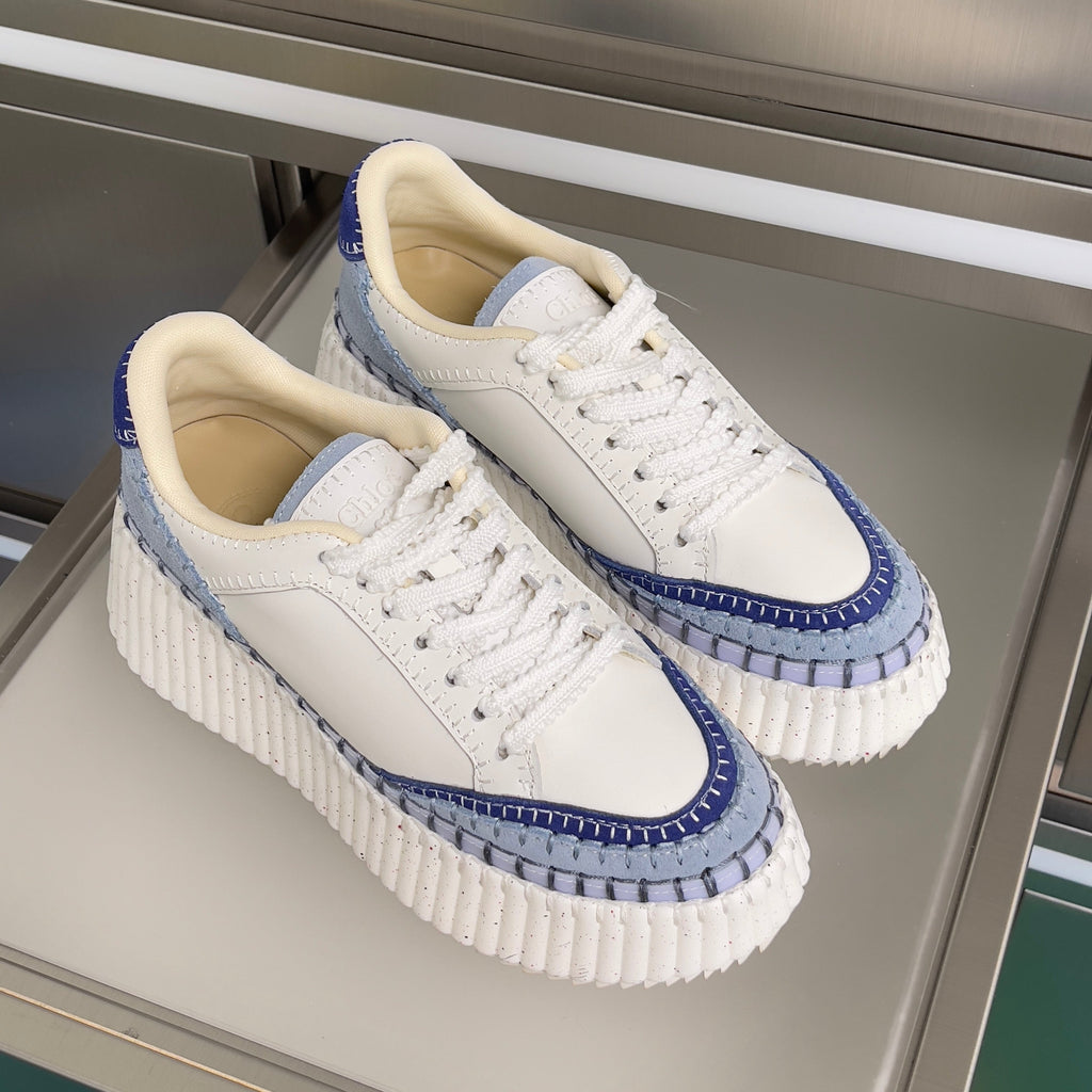 CHLOÉ 26S WEDGE SNEAKERS 70 MM IN WHITE CALFSKIN AND BLUE SUEDE