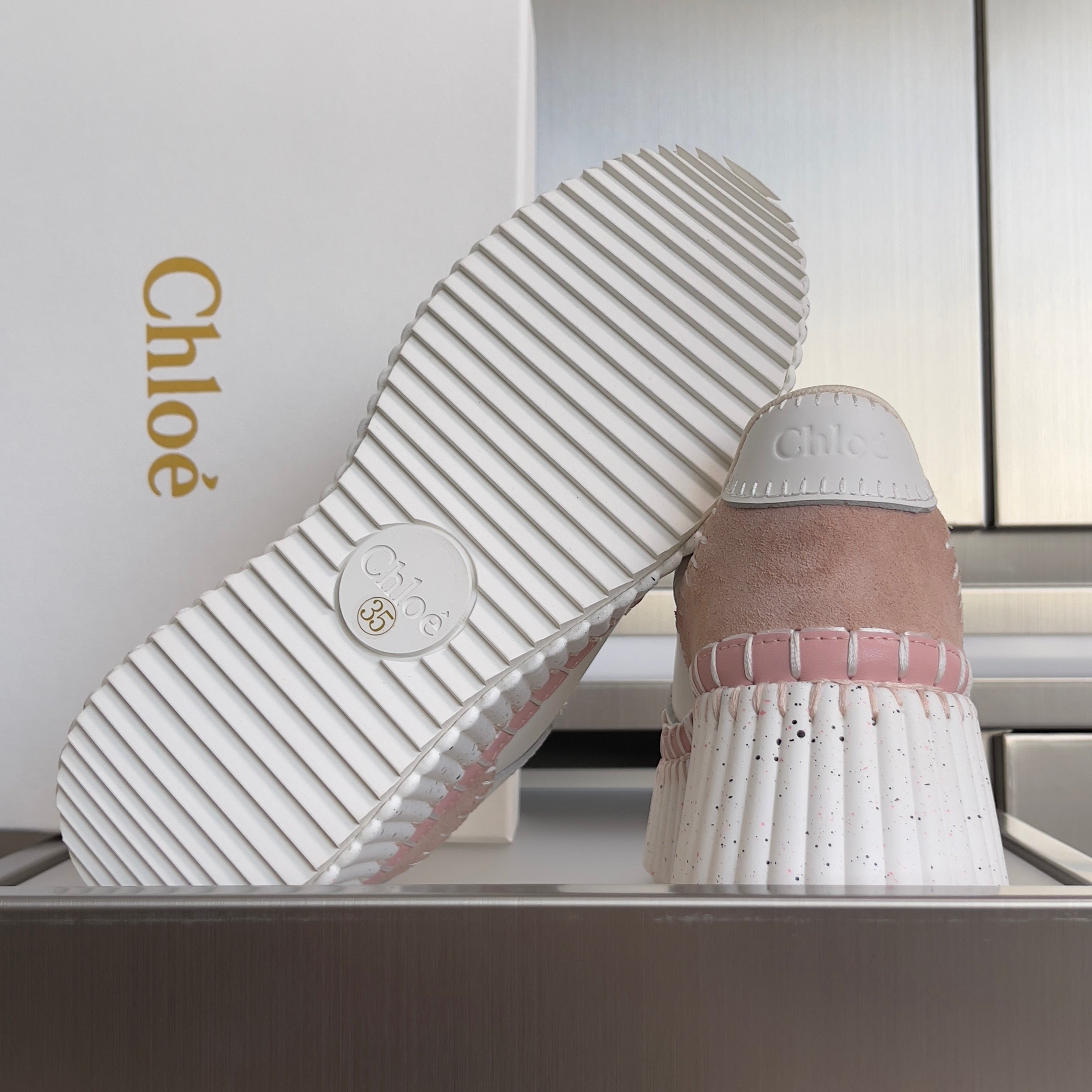 CHLOÉ 26S WEDGE SNEAKERS 70 MM IN WHITE CALFSKIN AND LIGHT PINK SUEDE