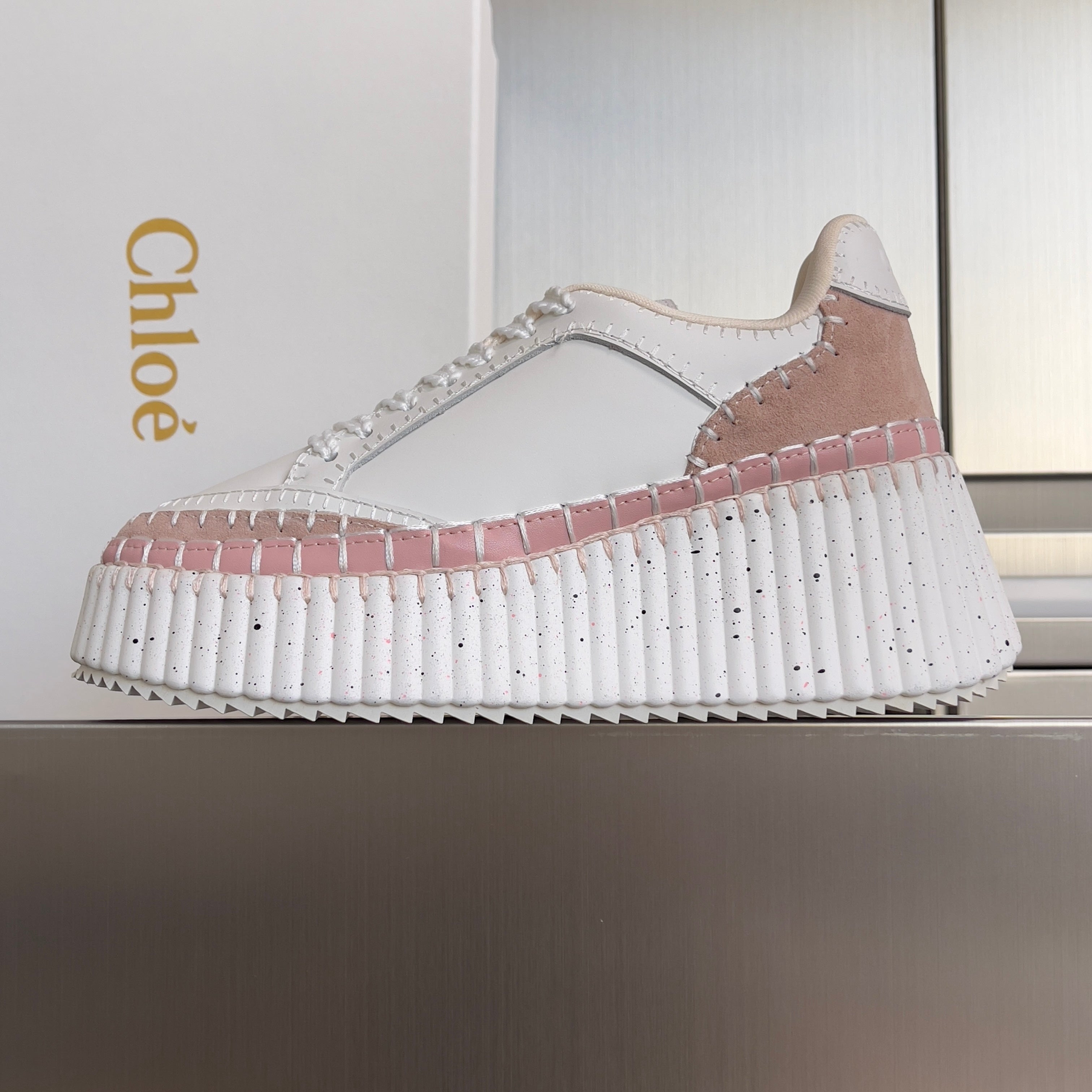 CHLOÉ 26S WEDGE SNEAKERS 70 MM IN WHITE CALFSKIN AND LIGHT PINK SUEDE