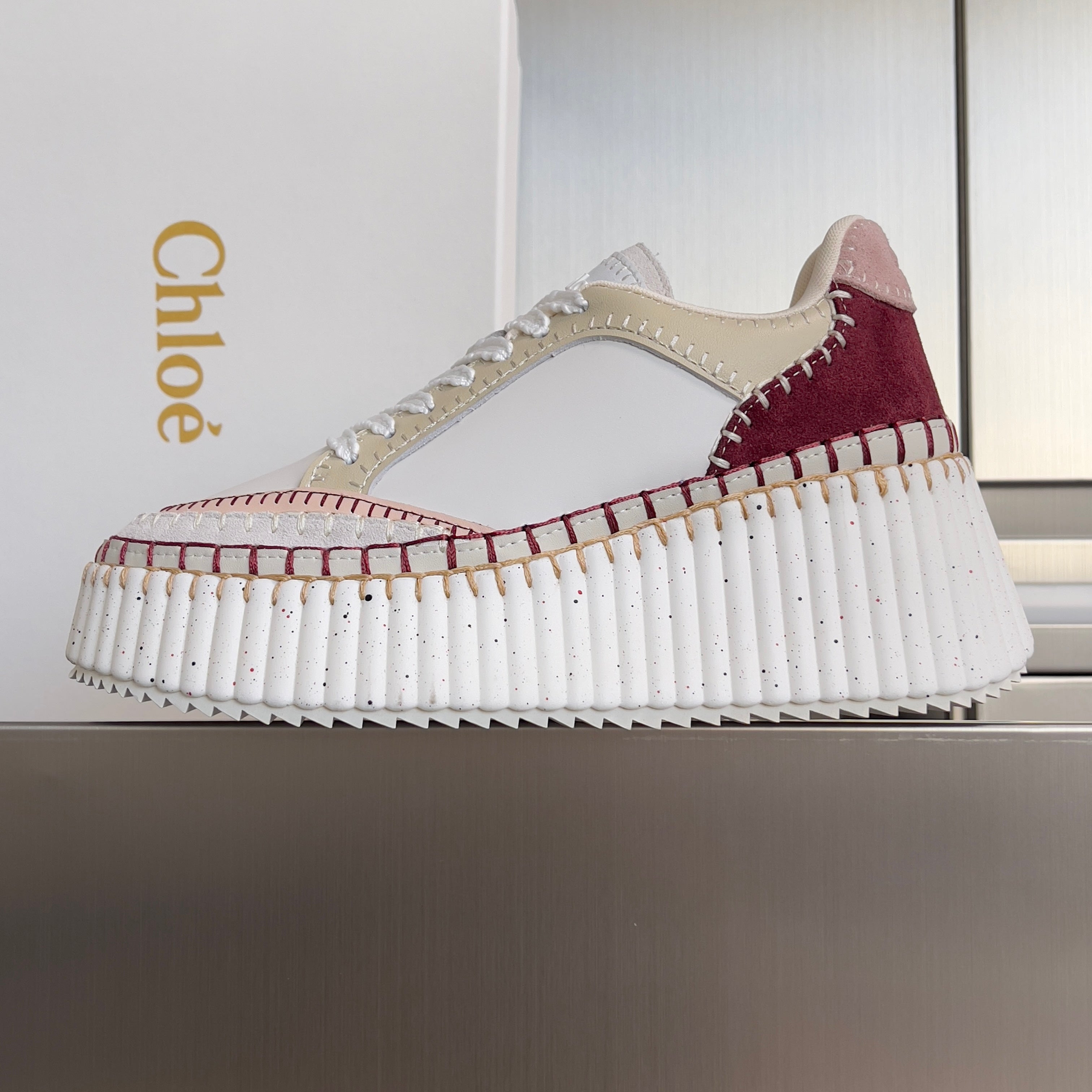 CHLOÉ 26S WEDGE SNEAKERS 70 MM IN WHITE CALFSKIN AND DARK RED SUEDE