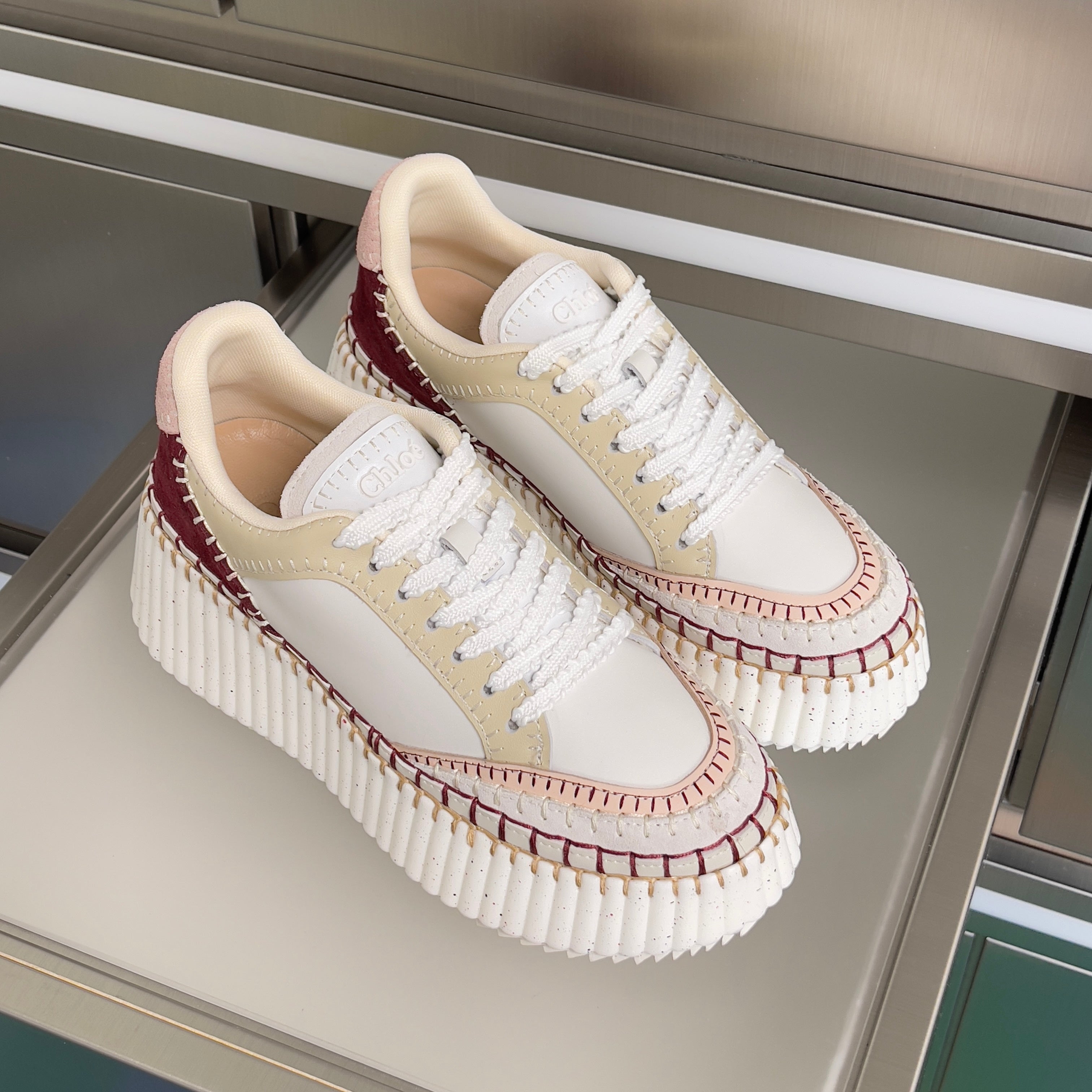 CHLOÉ 26S WEDGE SNEAKERS 70 MM IN WHITE CALFSKIN AND DARK RED SUEDE
