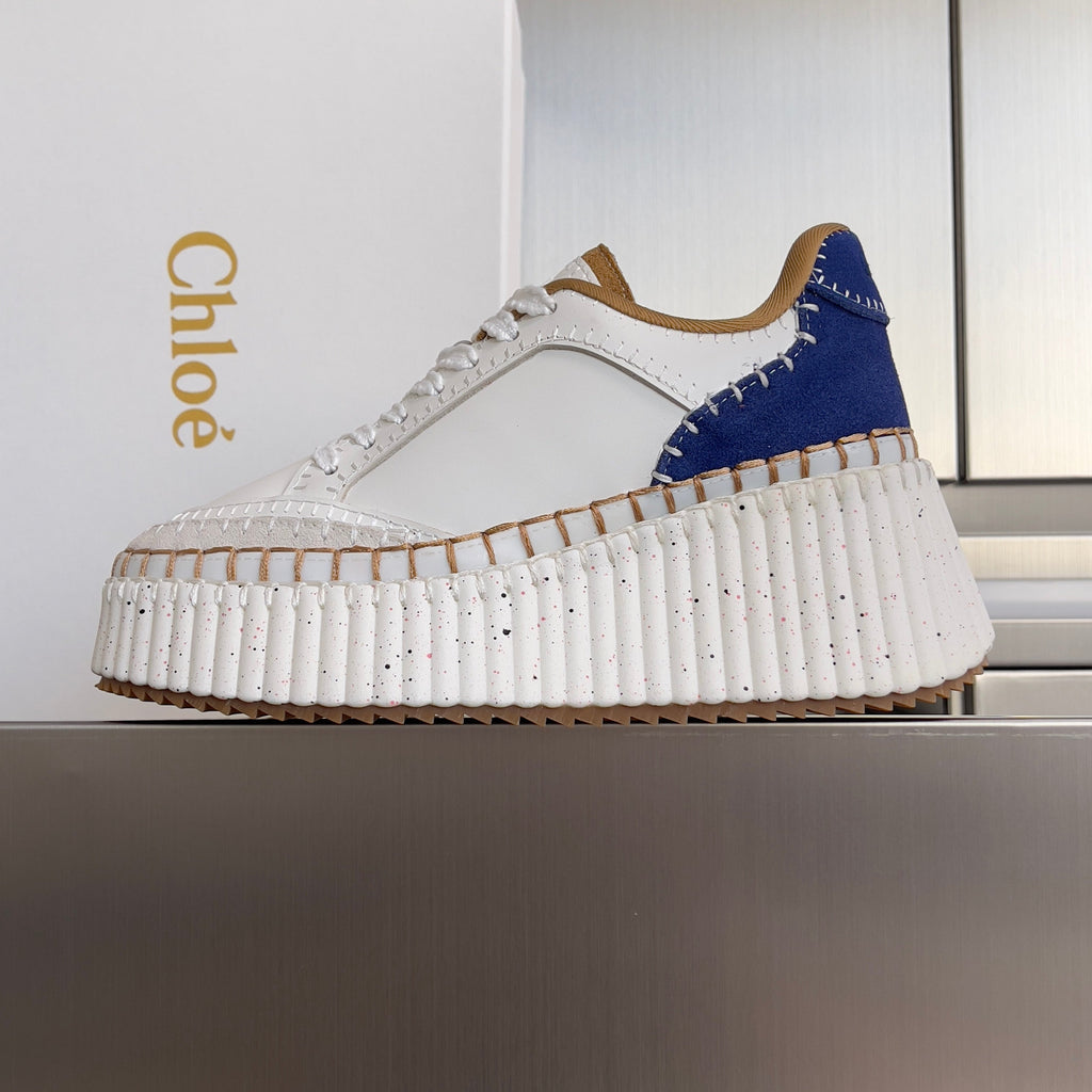 CHLOÉ 26S WEDGE SNEAKERS 70 MM IN WHITE CALFSKIN AND NAVY BLUE SUEDE