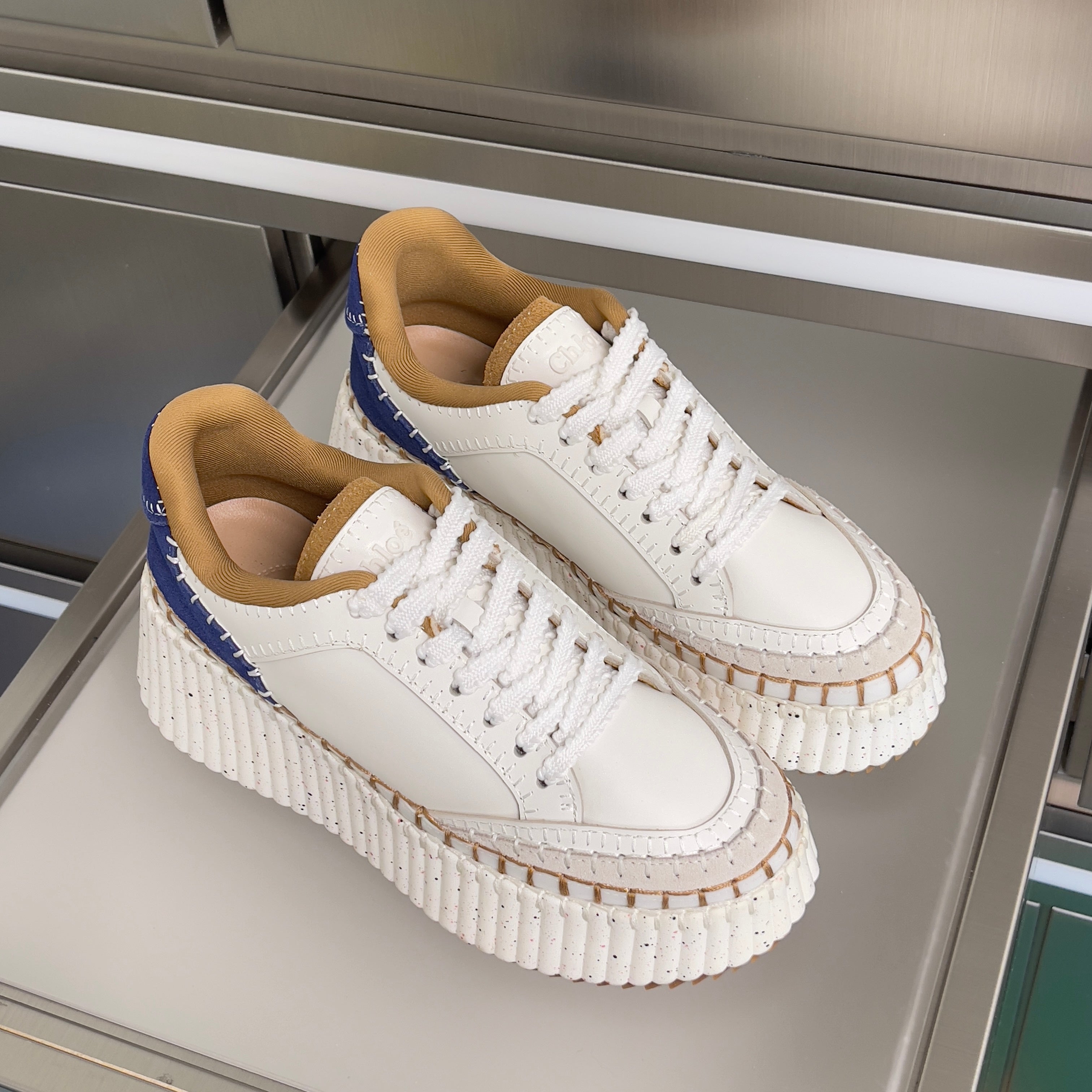 CHLOÉ 26S WEDGE SNEAKERS 70 MM IN WHITE CALFSKIN AND NAVY BLUE SUEDE