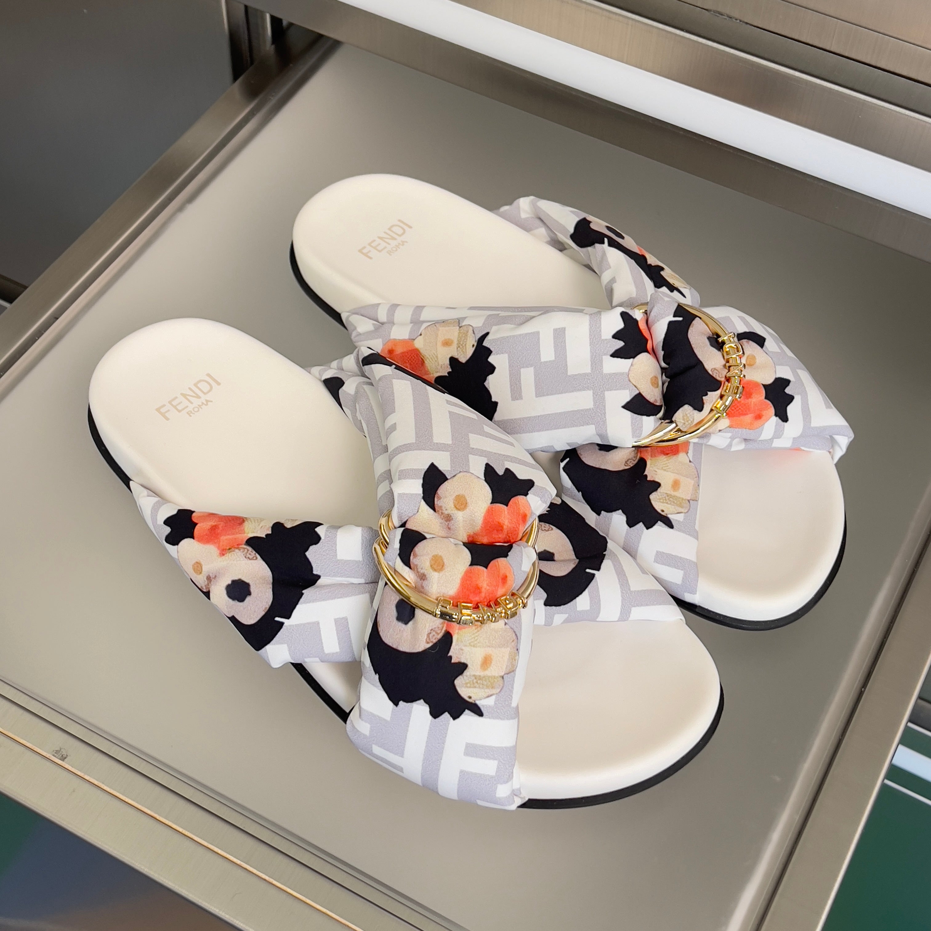 FENDI 26S PATTERNED CROSS-STRAP SLIDE SANDALS IN MULTICOLOR FABRIC