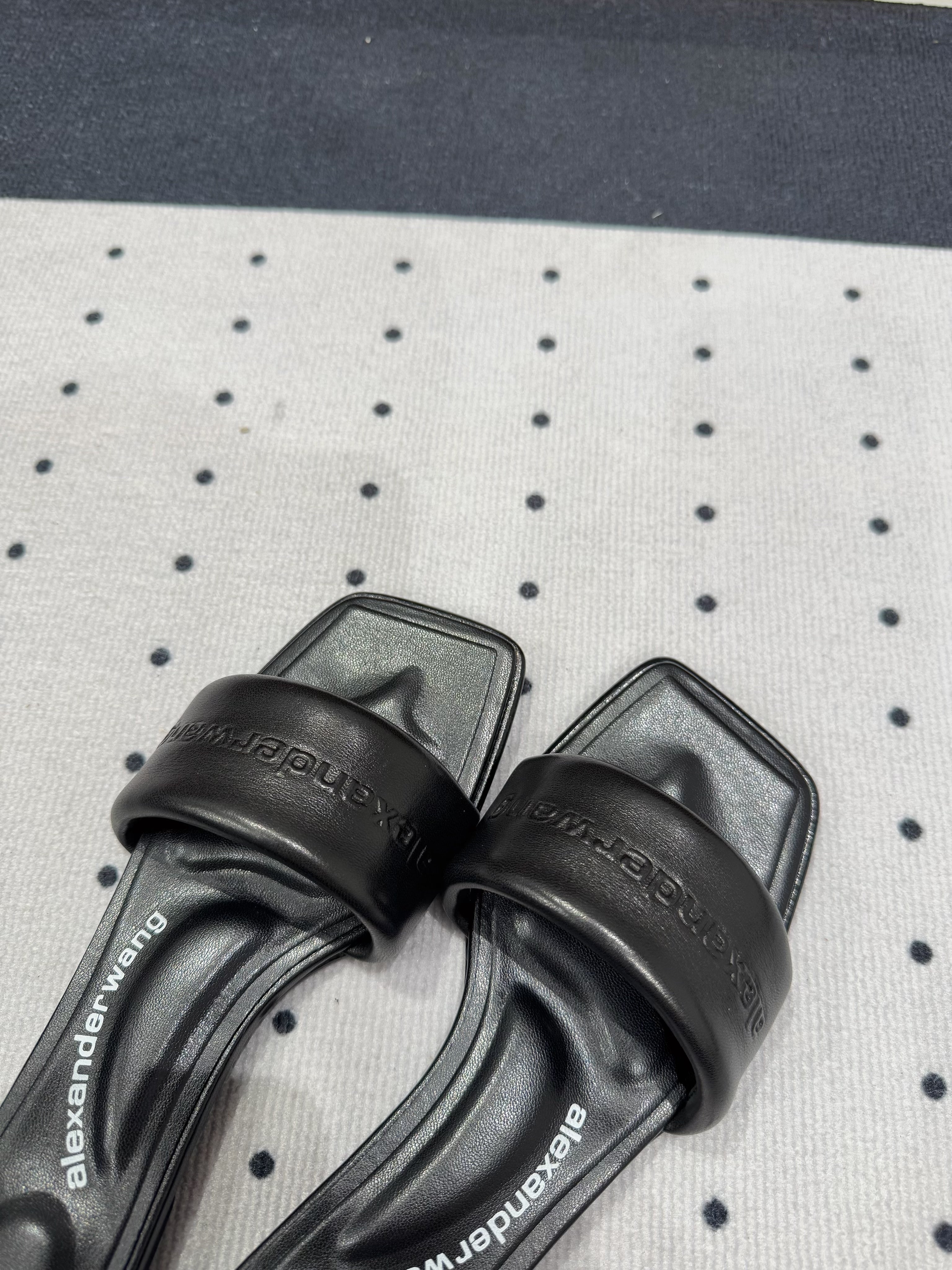 VY POOL SANDAL IN BLACK LAMBSKIN