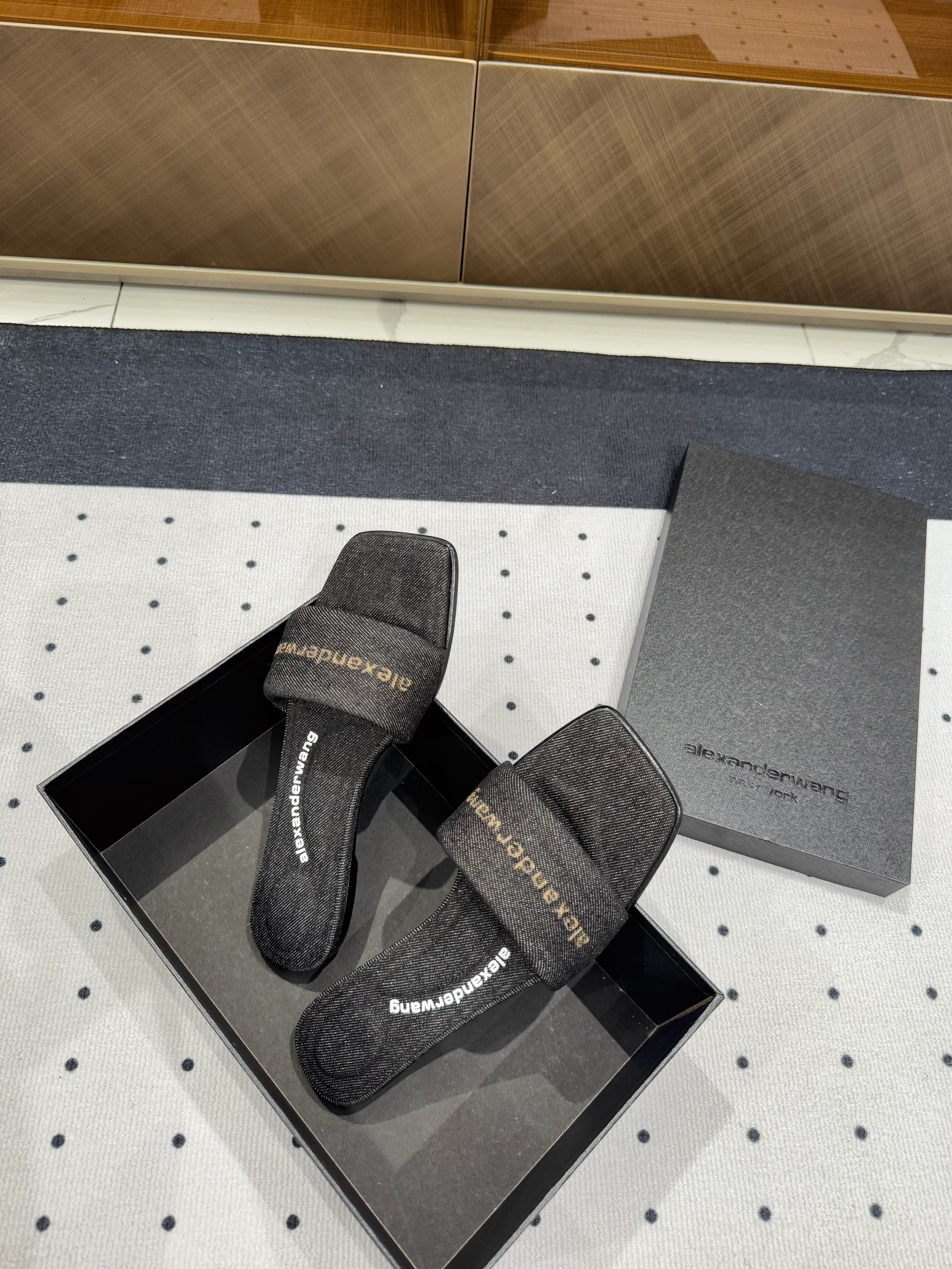 VY POOL SANDAL IN BLACK DENIM