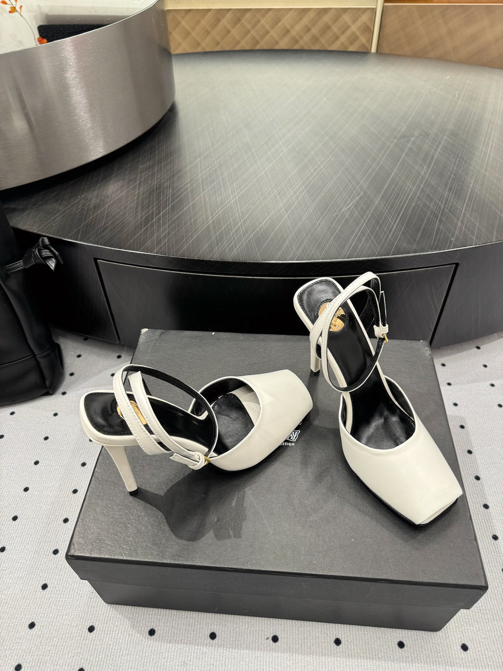 YSL 26S SQUARE-TOE HIGH HEELS 105 MM IN WHITE CALFSKIN