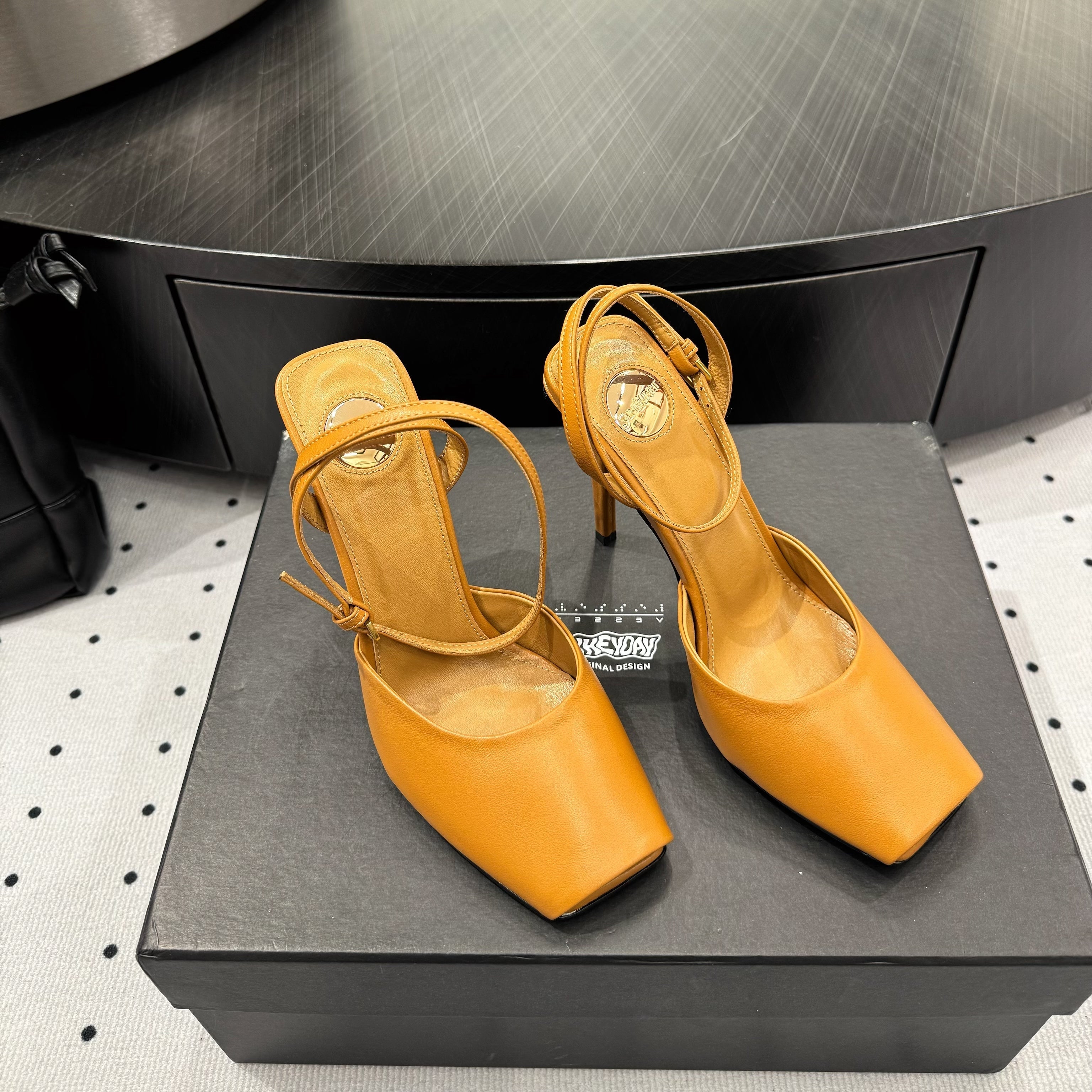 YSL 26S SQUARE-TOE HIGH HEELS 105 MM IN OCHRE YELLOW CALFSKIN