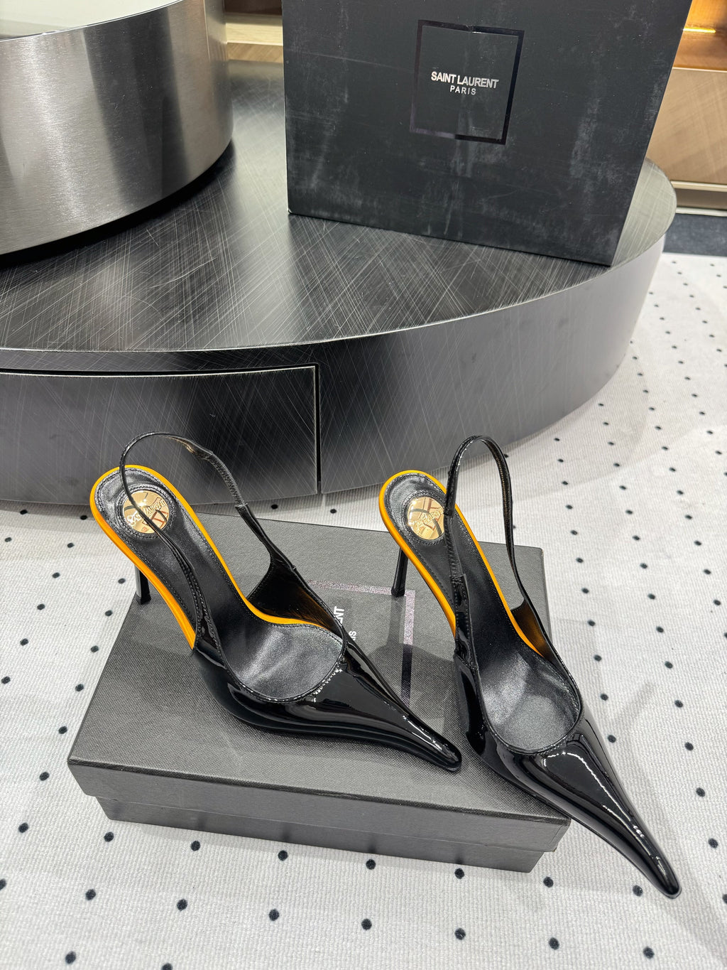 YSL 26S POINTED-TOE SLINGBACK HEELS 105 MM IN BLACK AND ORANGE PATENT CALFSKIN STYLE 4