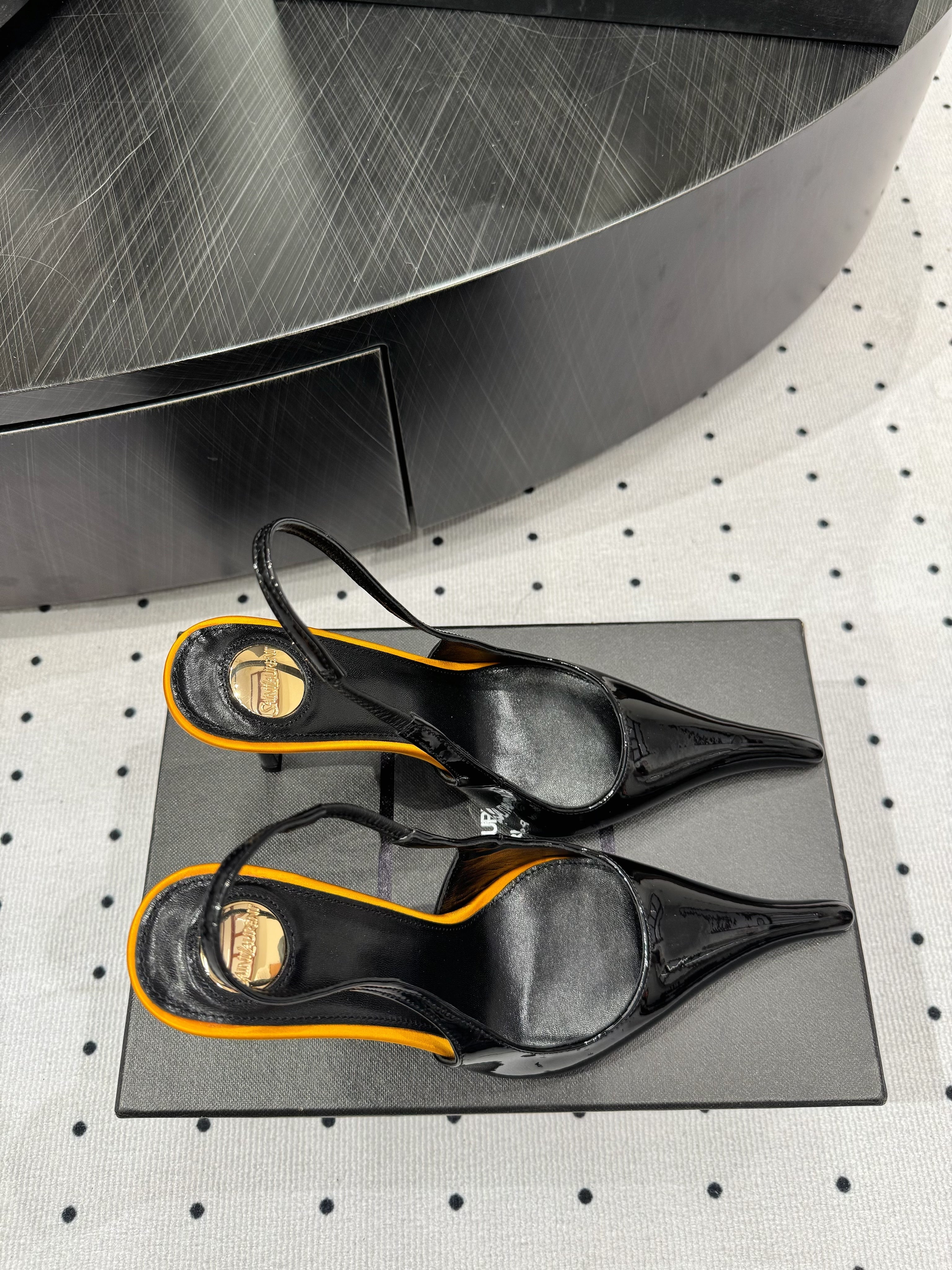 YSL 26S POINTED-TOE SLINGBACK HEELS 105 MM IN BLACK AND ORANGE PATENT CALFSKIN STYLE 4