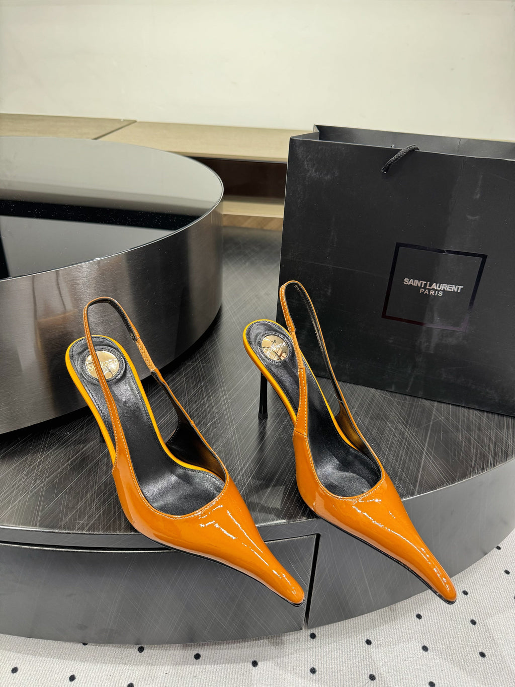 YSL 26S POINTED-TOE SLINGBACK HEELS 105 MM IN DARK ORANGE PATENT CALFSKIN STYLE 2
