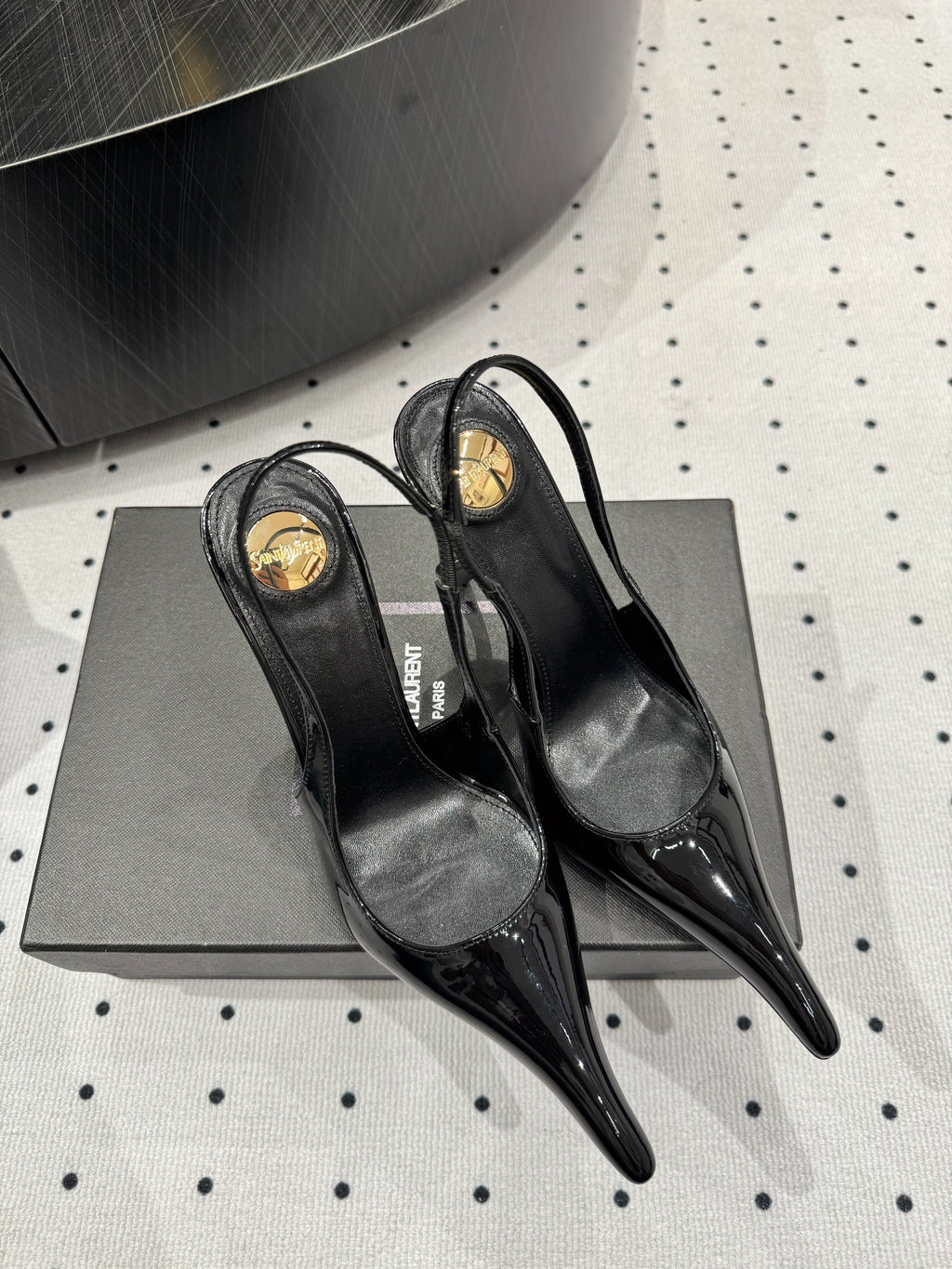 YSL 26S POINTED-TOE SLINGBACK HEELS 105 MM IN BLACK PATENT CALFSKIN