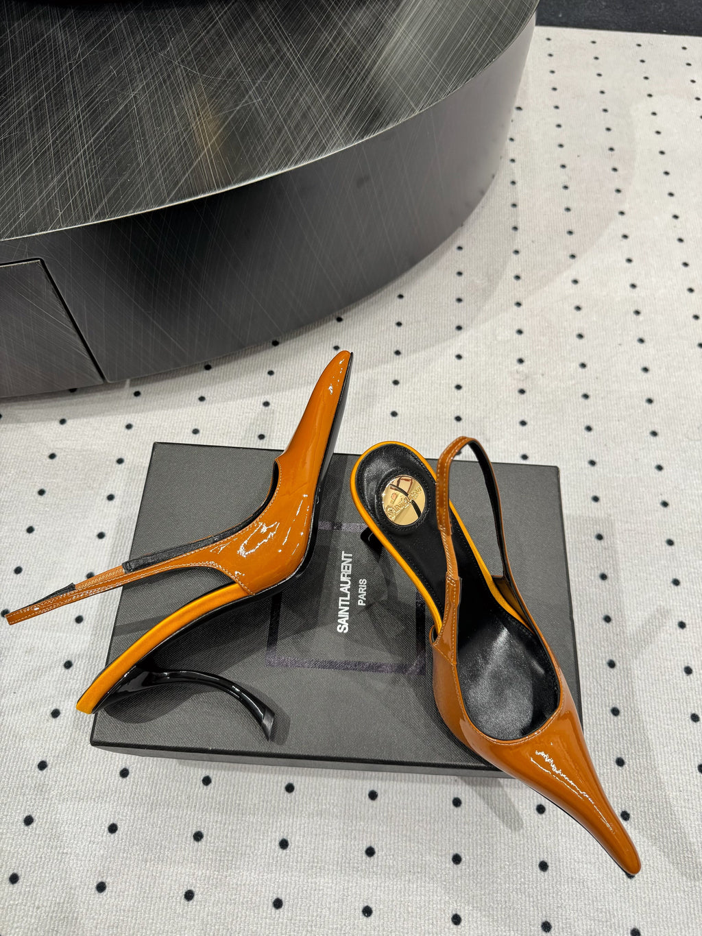 YSL 26S POINTED-TOE SLINGBACK HEELS 105 MM IN DARK ORANGE PATENT CALFSKIN