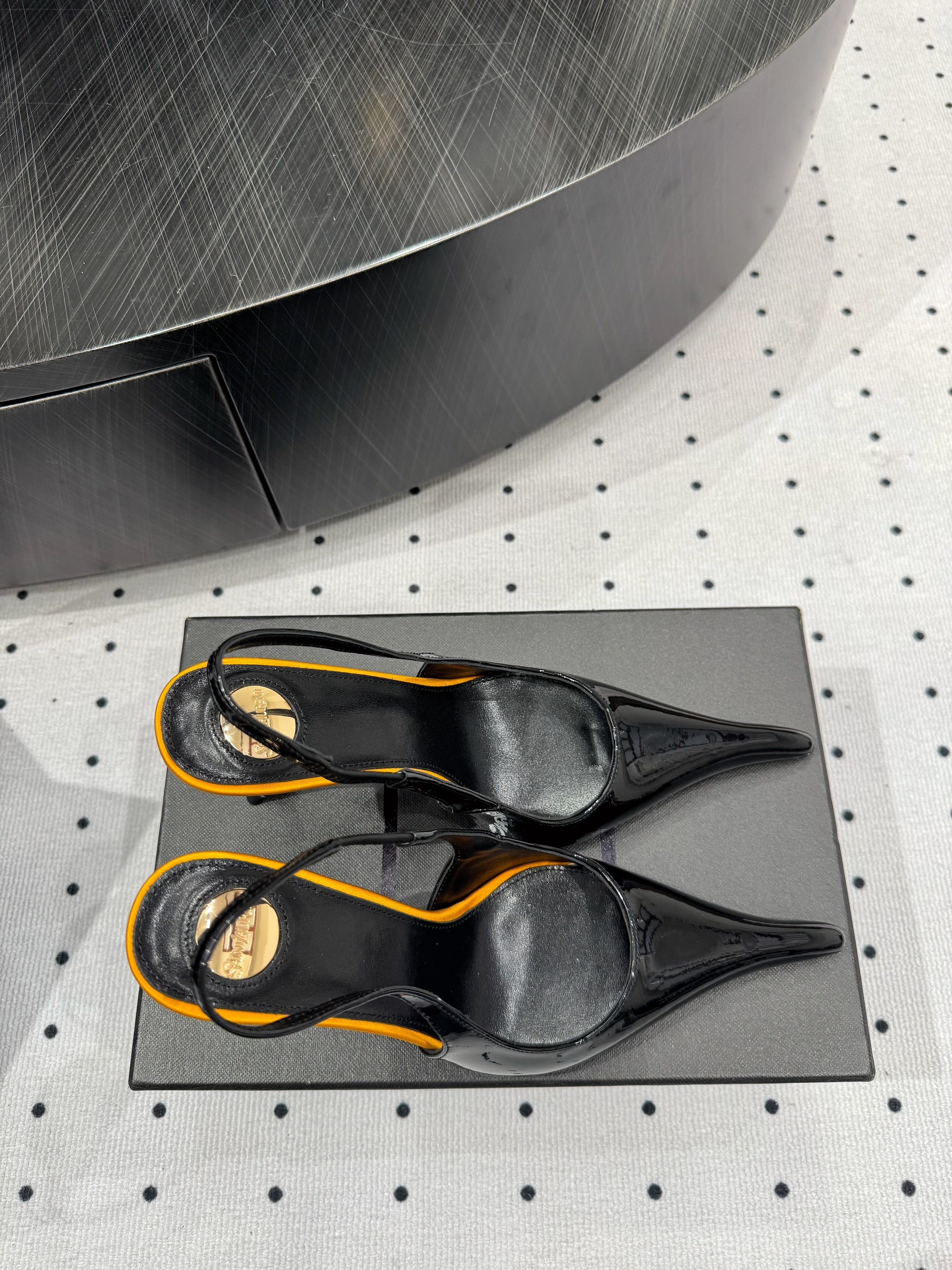 YSL 26S POINTED-TOE SLINGBACK HEELS 105 MM IN BLACK AND ORANGE PATENT CALFSKIN