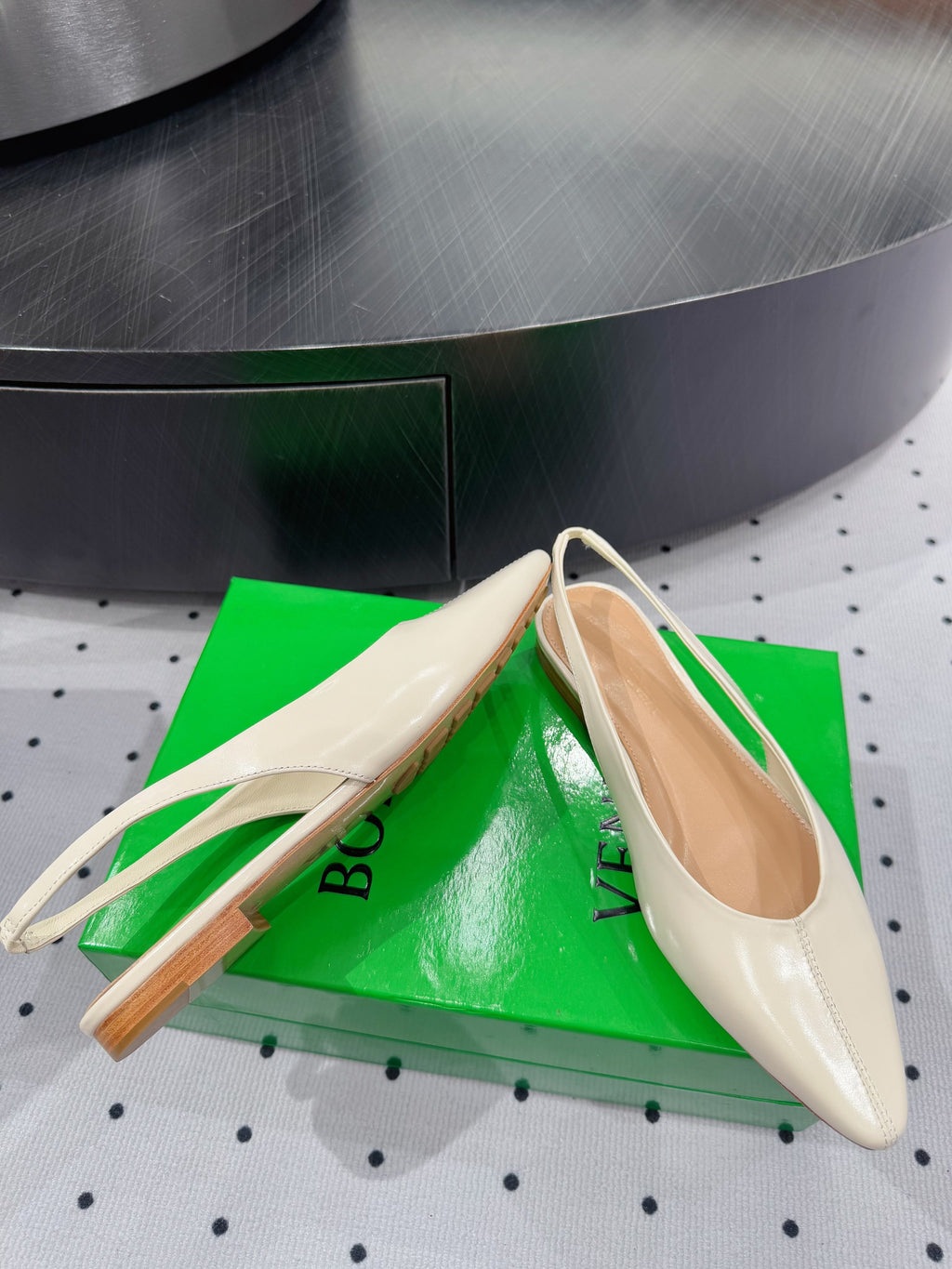 BOTTEGA VENETA 26S SLINGBACK FLATS IN LIGHT BEIGE CALFSKIN