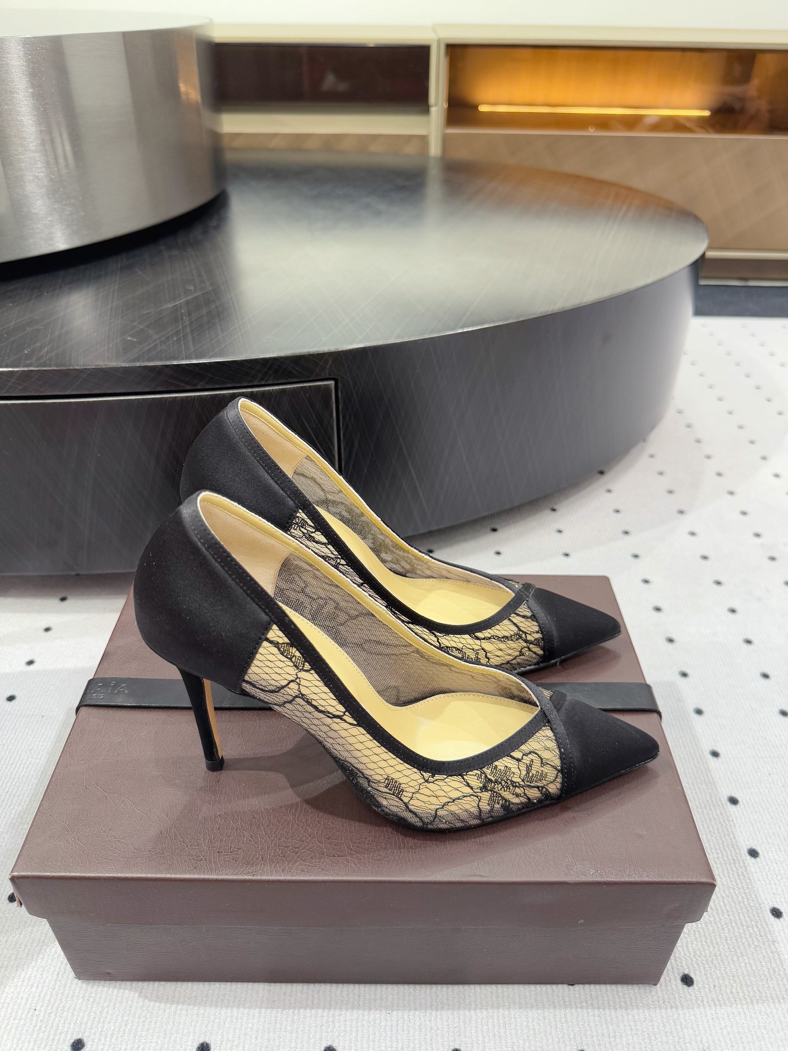 POINTED-TOE HIGH PUMPS 95MM IN BLACK MESH AND SILK