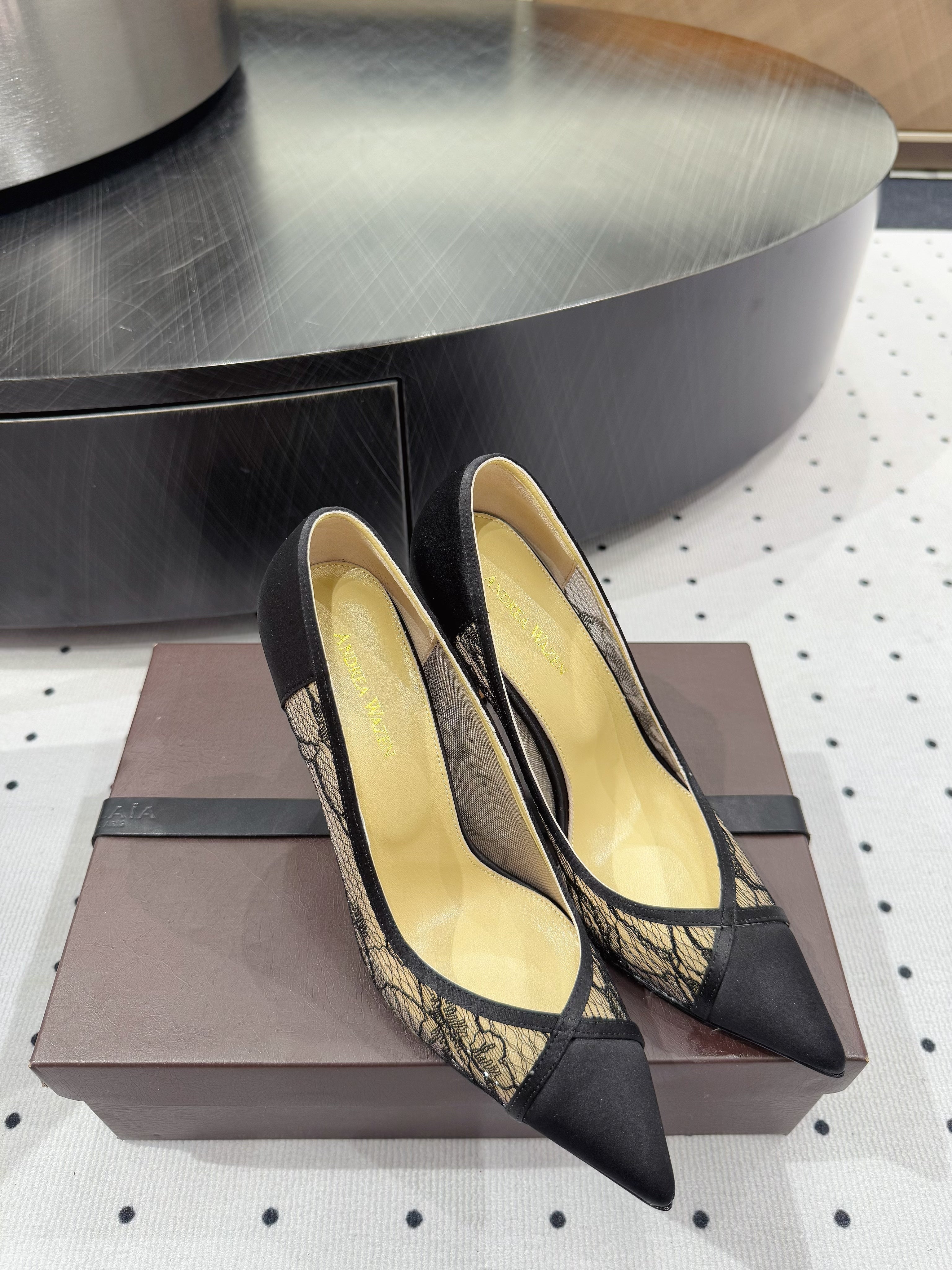 POINTED-TOE HIGH PUMPS 95MM IN BLACK MESH AND SILK