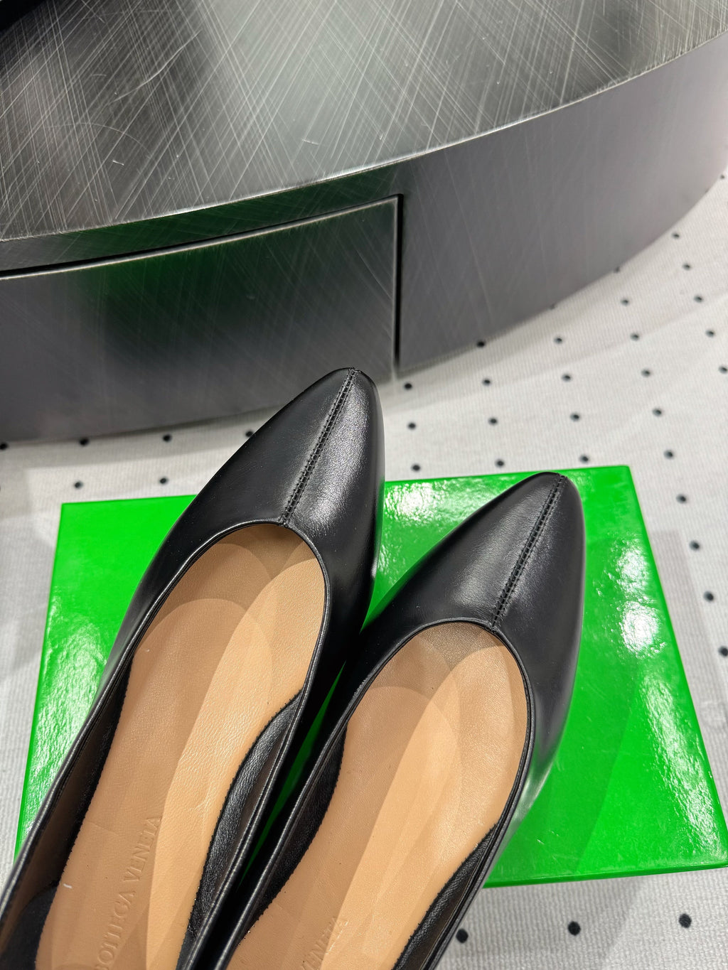 BOTTEGA VENETA 26S BALLET FLATS IN BLACK CALFSKIN