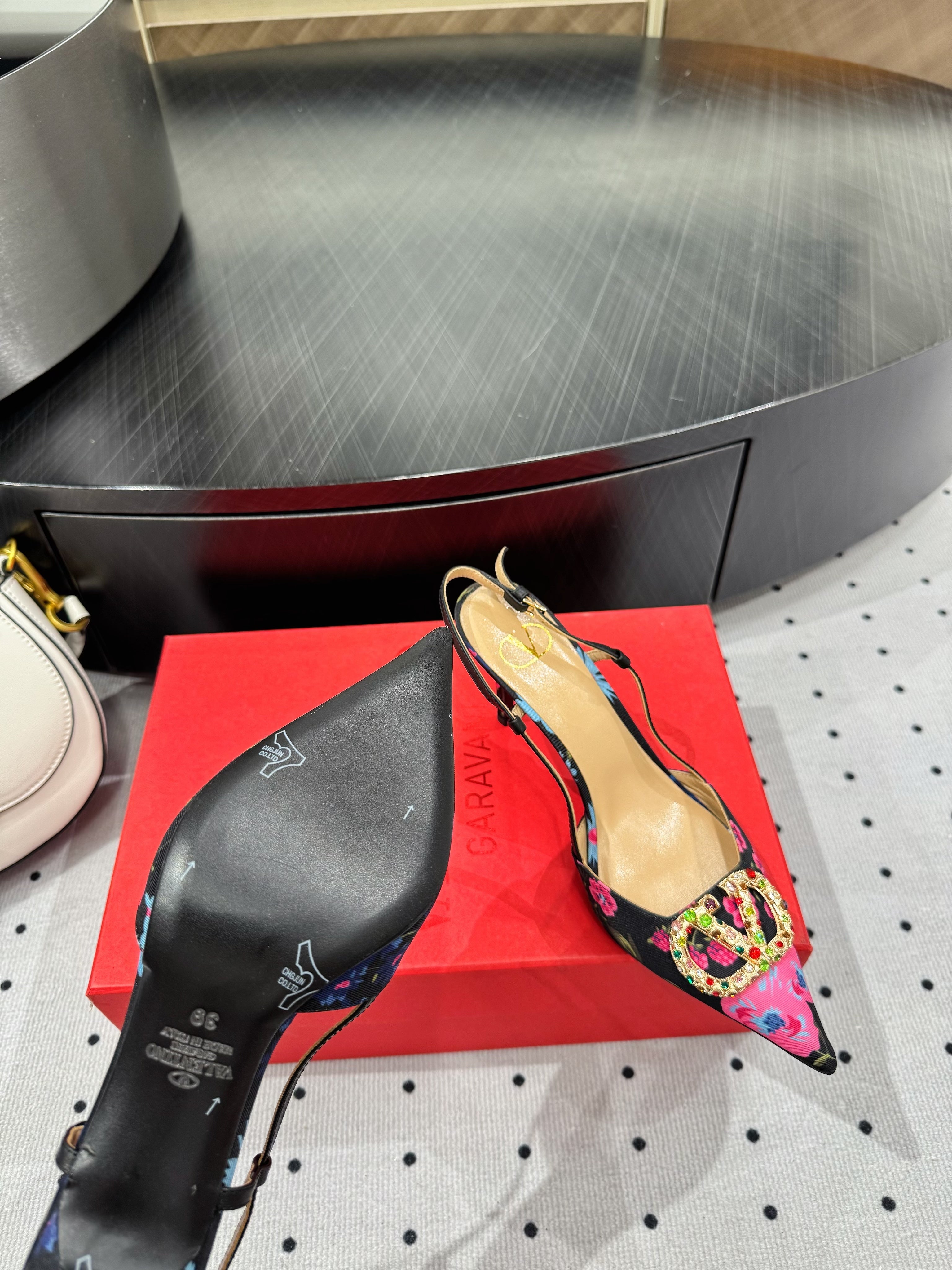 VLTN HIGH SLINGBACK 25S 80 MM IN BLACK MIX PINK FABRIC AND CALFSKIN
