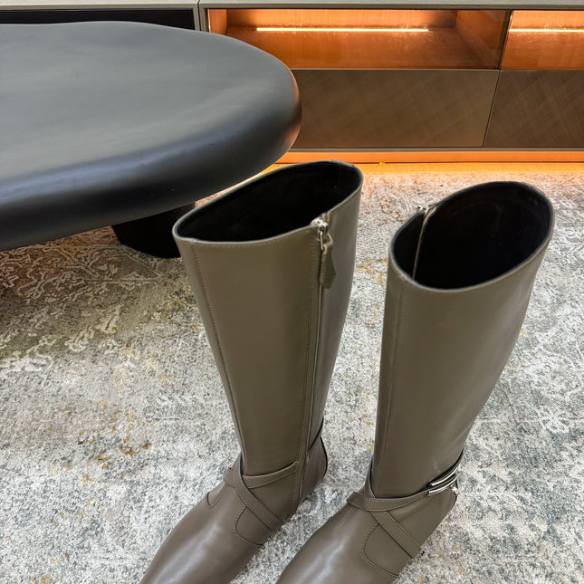 HM 26S FLAT KNEE-HIGH BOOTS IN KHAKI GREY CALFSKIN
