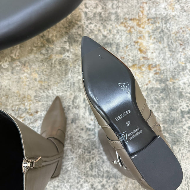 HM 26S FLAT KNEE-HIGH BOOTS IN KHAKI GREY CALFSKIN