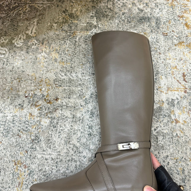 HM 26S FLAT KNEE-HIGH BOOTS IN KHAKI GREY CALFSKIN