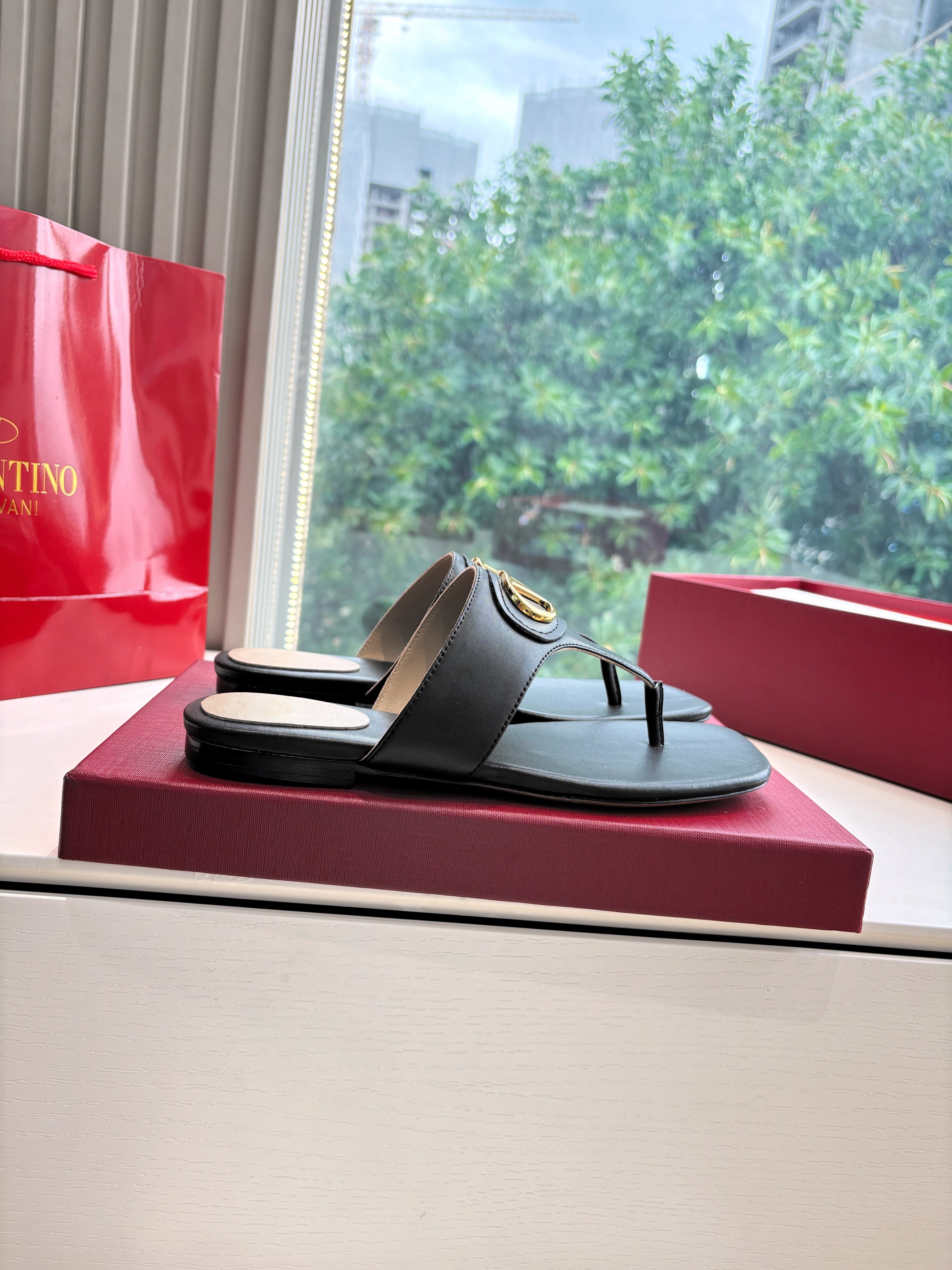 VLTN THONG SANDALS 25S IN BLACK LAMBSKIN WITH GOLD HARDWARE