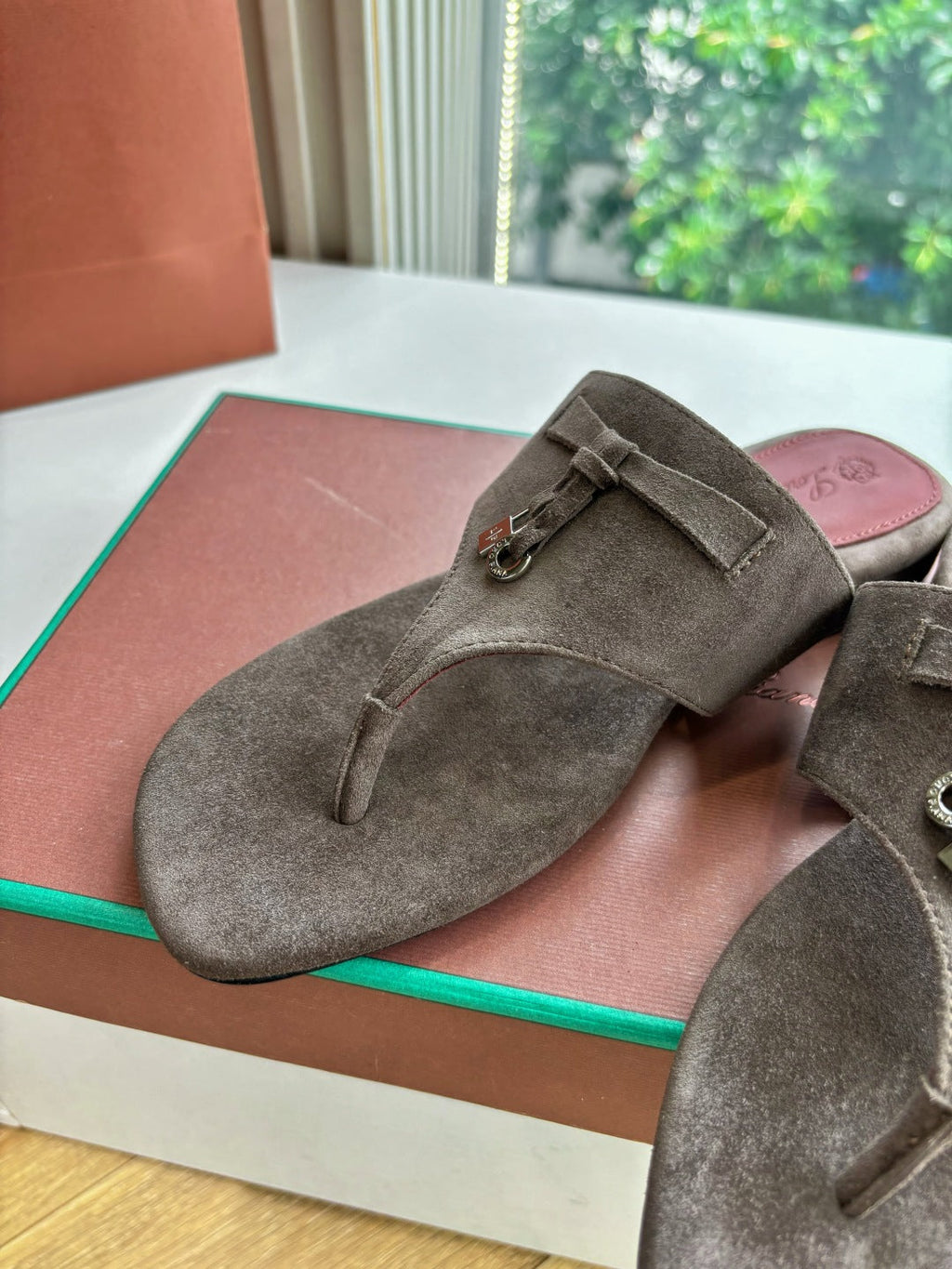 LP THONG SANDALS 25S IN ASH BROWN SUEDE