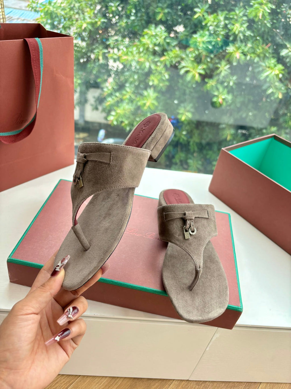 LP THONG SANDALS 25S IN STONE BROWN SUEDE